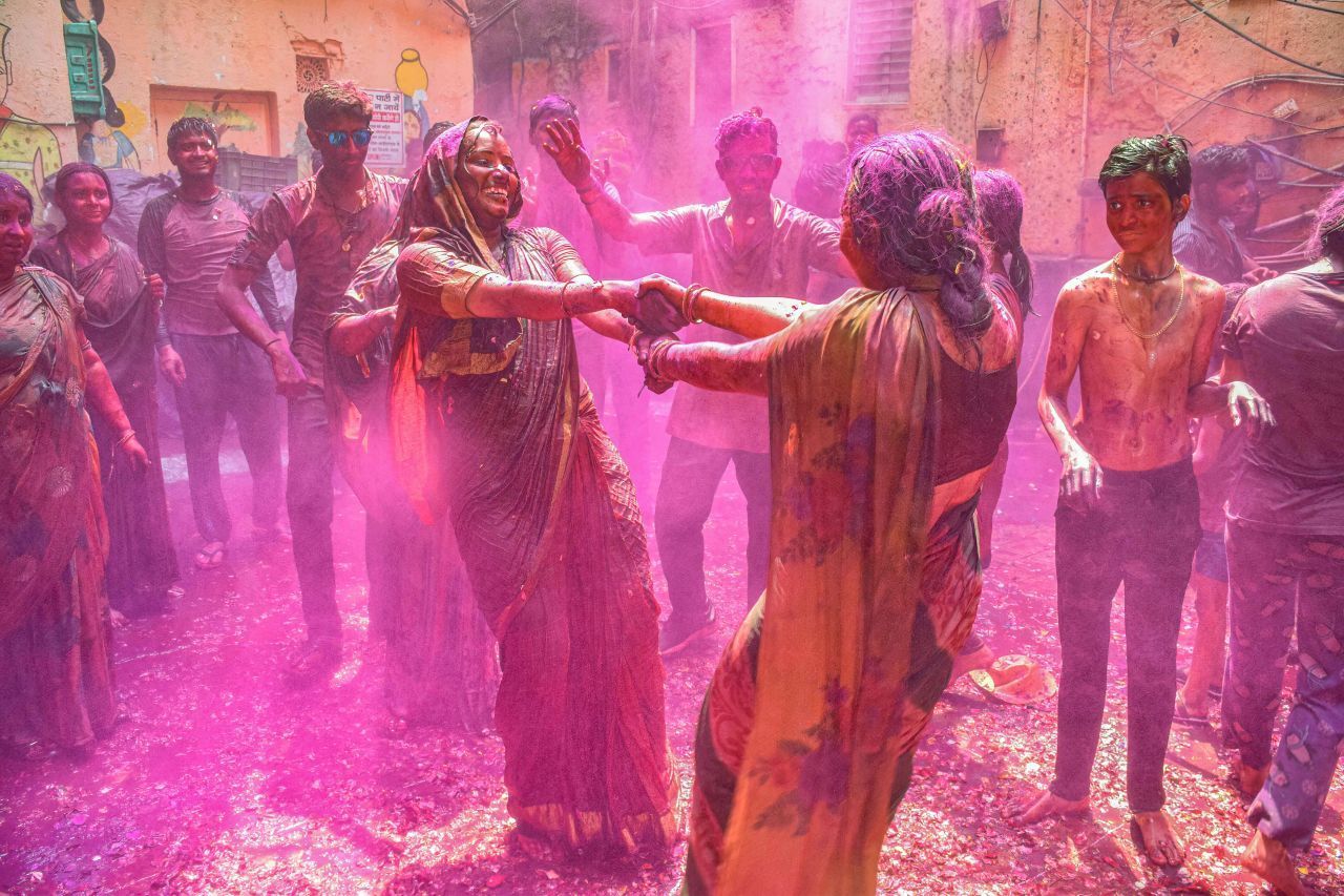 Im Frühling feiern Hindus Holi. Sie tanzen um ein Feuer und singen, alle malen sich bunt an, die Erwachsenen bestreuen sich mit buntem Puder oder bespritzen sich mit gefärbtem Wasser.