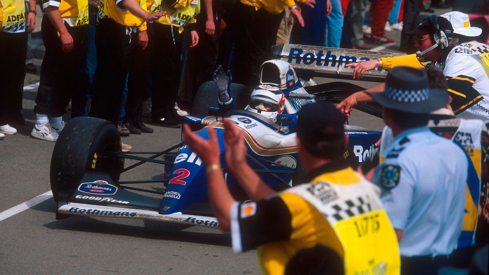 
                <strong>Nigel Mansall (Williams) - 1994</strong><br>
                Wie Larini kommt auch Nigel Mansell 1994 als Ersatzfahrer zum  EInsatz. Der Brite kehrt der Formel 1 nach der Saison 1992 den Rücken und konzentriert sich stattdessen auf die ChampCar-Rennserie in den USA, die er auch auf Anhieb gewinnt. Nach dem tragischen Tod Ayrton Sennas in Imola reaktiviert das Williams-Team den Formel 1-Weltmeister von 1992. Nach zwei Ausfällen findet Mansell zurück zu alter Stärke, in Suzuka wird er Vierter, ehe er, begünstigt durch den Unfall von Michael Schumacher und Damon Hill, das letzte Rennen des Jahres im australischen Adelaide gewinnt. 1995 fährt Mansell noch zwei Rennen für McLaren-Mercedes und beendet dann seine aktive Rennkarriere.
              