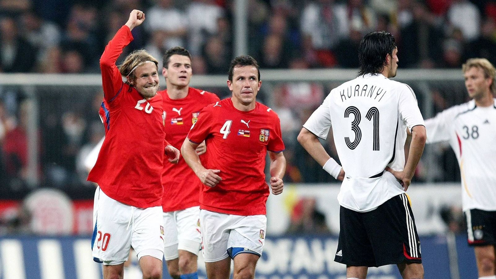 
                <strong>EM-Qualifikationsspiel 2007: Deutschland - Tchechien 0:3</strong><br>
                Nach neun von zwölf Qualifikationsspielen zur EM 2008 hat Deutschland schon seine Teilnahme eingetütet. Entsprechend lässig geht sie in das Duell gegen Tschechien und versemmelt in München den Gruppensieg mit einem schlimmen 0:3.
              