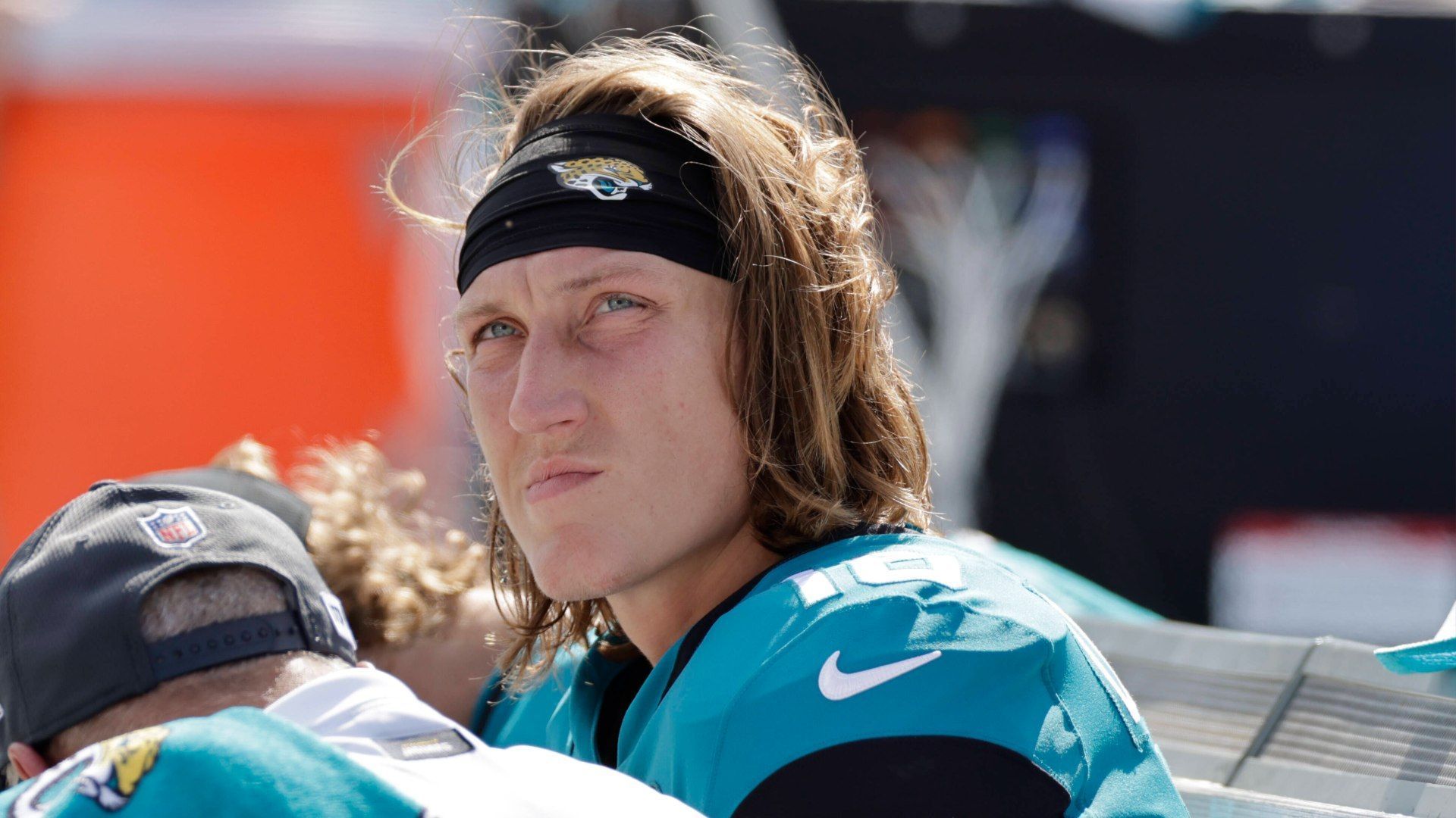 
                <strong>Trevor Lawrence (Jacksonville Jaguars)</strong><br>
                Nach nur wenigen Sekunden im Spiel lagen die Jaguars um Nummer-Eins-Pick Trevor Lawrence nach einem Fumble von Tight End Dan Arnold in Rückstand. Dank Running Back James Robinson konnte Jacksonville zwar schnell ausgleichen, lief aber im gesamten restlichen Spiel einem Rückstand hinterher. Lawrence präsentierte sich dabei weiter bemüht, konnte dem Spiel jedoch nur stellenweise seinen Stempel aufdrücken. Mit 273 Passing Yards und einem Touchdown legte er ordentlich Zahlen auf, leistete sich jedoch erneut eine Interception. In der Schlussphase stellte er seine Fähigkeiten als Läufer mit einem Rushing Touchdown unter Beweis. Der ehemalige College-Superstar wartet damit weiterhin auf seinen ersten Sieg in der NFL. 
              