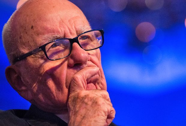 
                <strong>Platz 2: Rupert Murdoch</strong><br>
                Der 84-jährige Medienmogul erkannte rechtzeitig, dass Pay-TV nur in Verbindung mit hochklassigem Live-Sport funktioniert. Ohne diese Erkenntnis wären die englischen Klubs heute um hunderte Millionen Euro ärmer.
              