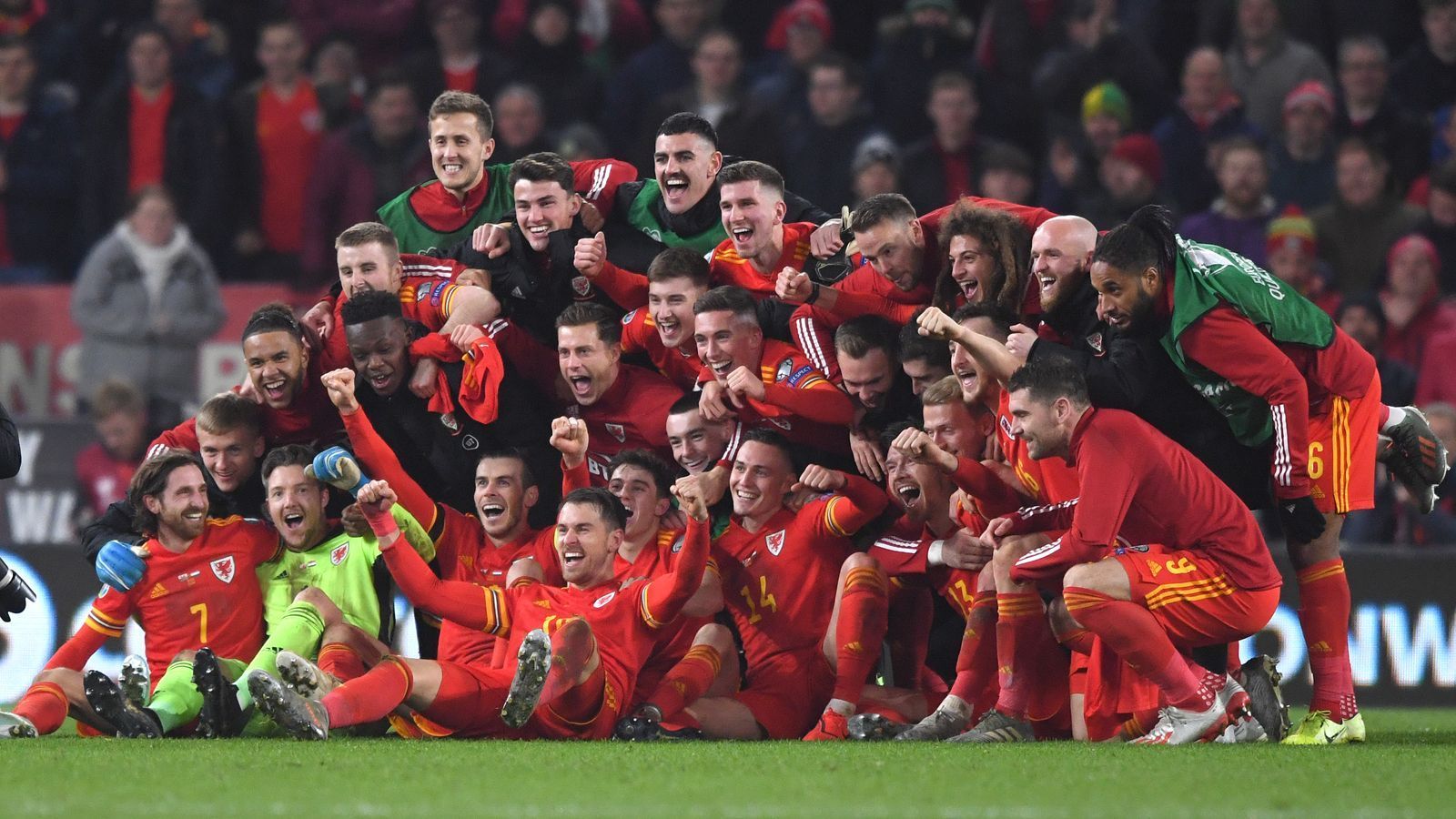 
                <strong>Wales</strong><br>
                CARDIFF, WALES - NOVEMBER 19: Wales player Aaron Ramsey (front) joins in the celebrations with Gareth Bale and his team mates after the UEFA Euro 2020 qualifier between Wales and Hungary at Cardiff City Stadium on November 19, 2019 in Cardiff, Wales. (Photo by Stu Forster/Getty Images)
              