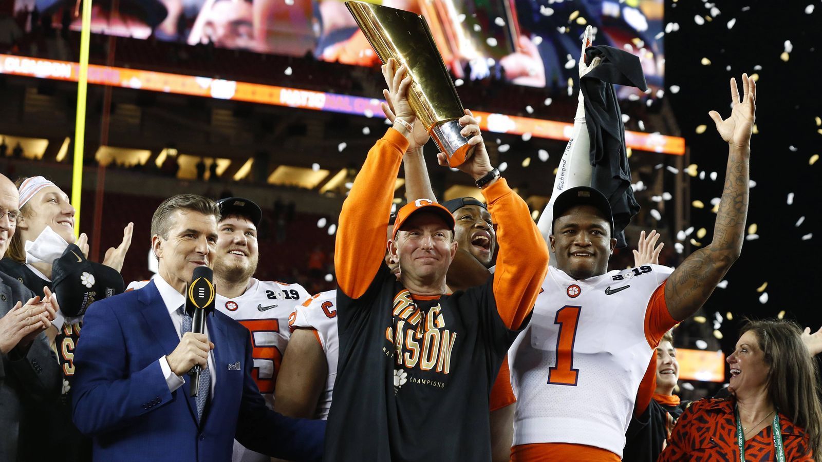 
                <strong>Clemson Tigers seit Jahren vorn dabei</strong><br>
                Mit den Clemson Tigers zeigt ran den amtierenden National Champion des College Footballs. Mehr noch: In den vergangenen vier Jahren nahmen die Tigers an drei Endspielen um die nationale College-Meisterschaft teil. Jedes Mal ging es dabei gegen die Alabama Crimson Tide und gleich zwei Mal konnte man den Titel holen. Insgesamt gewann man den Titel in der Programmhistorie drei Mal! Head Coach Dabo Swinney hat die Tigers also aus dem Stand zu einem der erfolgreichsten Teams des Landes gemacht.
              