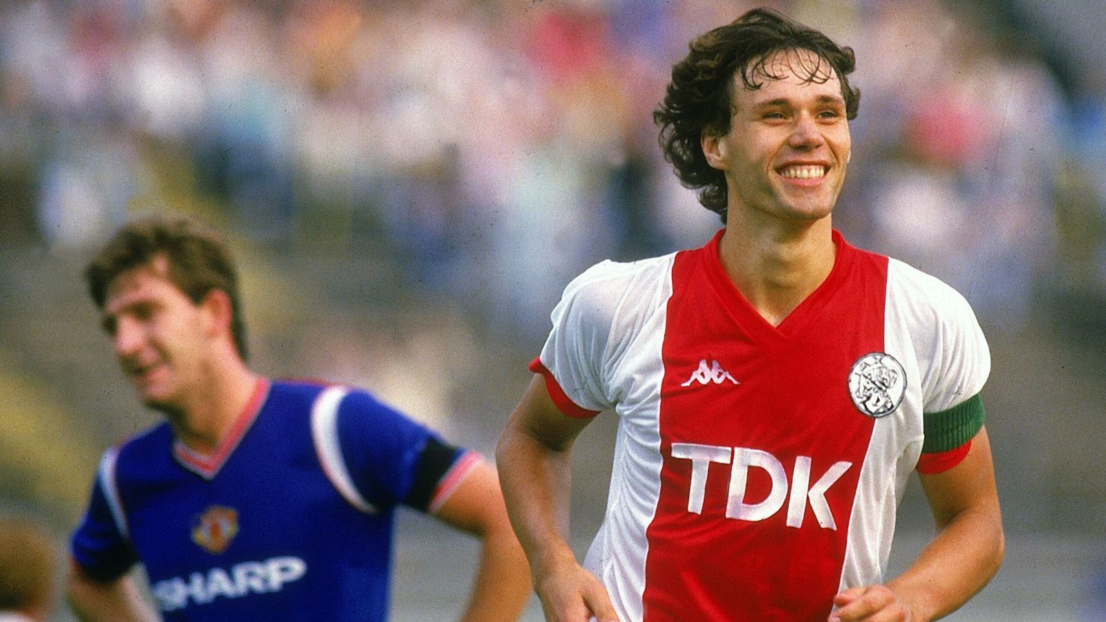 
                <strong>Eredivisie (Niederlande)</strong><br>
                Marco van Basten erzielte in der Saison 1985/86 37 Saisontore in Eredivisie für Ajax Amsterdam. - Auf Platz 2 liegen Luis Suarez (Ajax Amsterdam) und Mateja Kezman (PSV Eindhoven) mit je 35 Saisontoren in der Eredivisie 1 in der Spielzeit 2009/10 bzw. 2002/03.
              