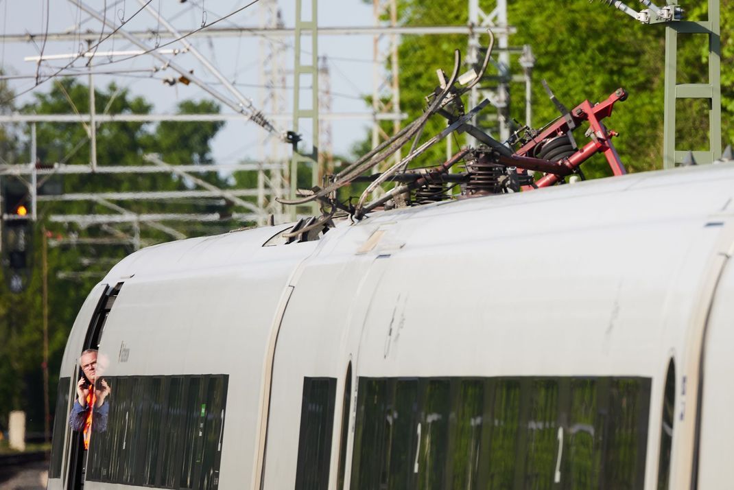 Archivaufnahme, 30. April 2024, Berlin: Ein ICE war aufgrund eines Oberleitungsschadens am Bahnhof Berlin-Buch liegengeblieben.