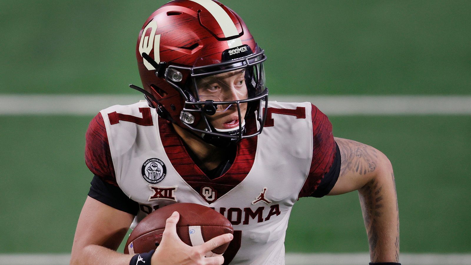 
                <strong>Spencer Rattler noch nicht so in Form</strong><br>
                Die Sooners (5-0, 2-0 Big 12) sind zwar noch ungeschlagen, haben aber noch gegen keinen FBS-Gegner überzeugen können. Das Team wirkt verwundbar. Die sonst so starke Offensive Line ist blass, dass Laufspiel kommt nicht in die Gänge. Und Quarterback Spencer Rattler wurde in dieser Saison bereits achtmal gesacked.
              