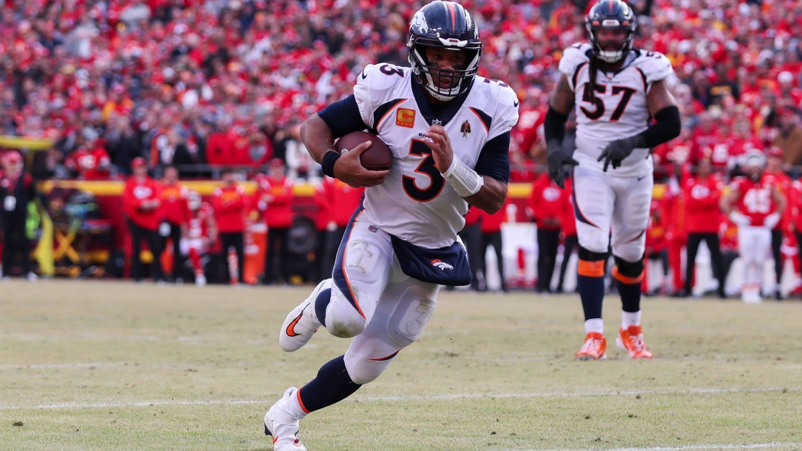 
                <strong>Platz 9: Russell Wilson</strong><br>
                &#x2022; Team: Denver Broncos<br>&#x2022; Position: Quarterback<br>&#x2022; Platzierung im Vorjahr: 26<br>
              