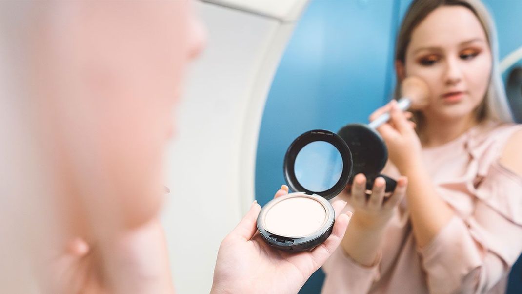 Blush Contouring ist der neueste Make-up Trend? Wie funktioniert Draping richtig und was ist dabei zu beachten? Wir haben eine Schritt-für-Schritt Anleitung für dich! 