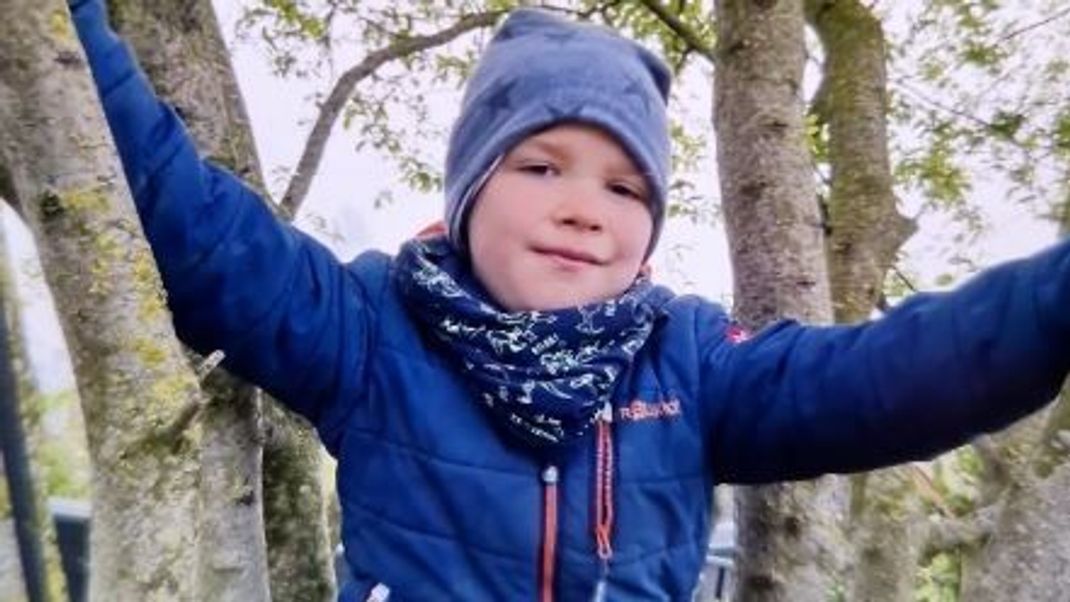 Der vermisste sechsjährige Arian aus Bremervörde-Elm ist auf einem Foto zu sehen.