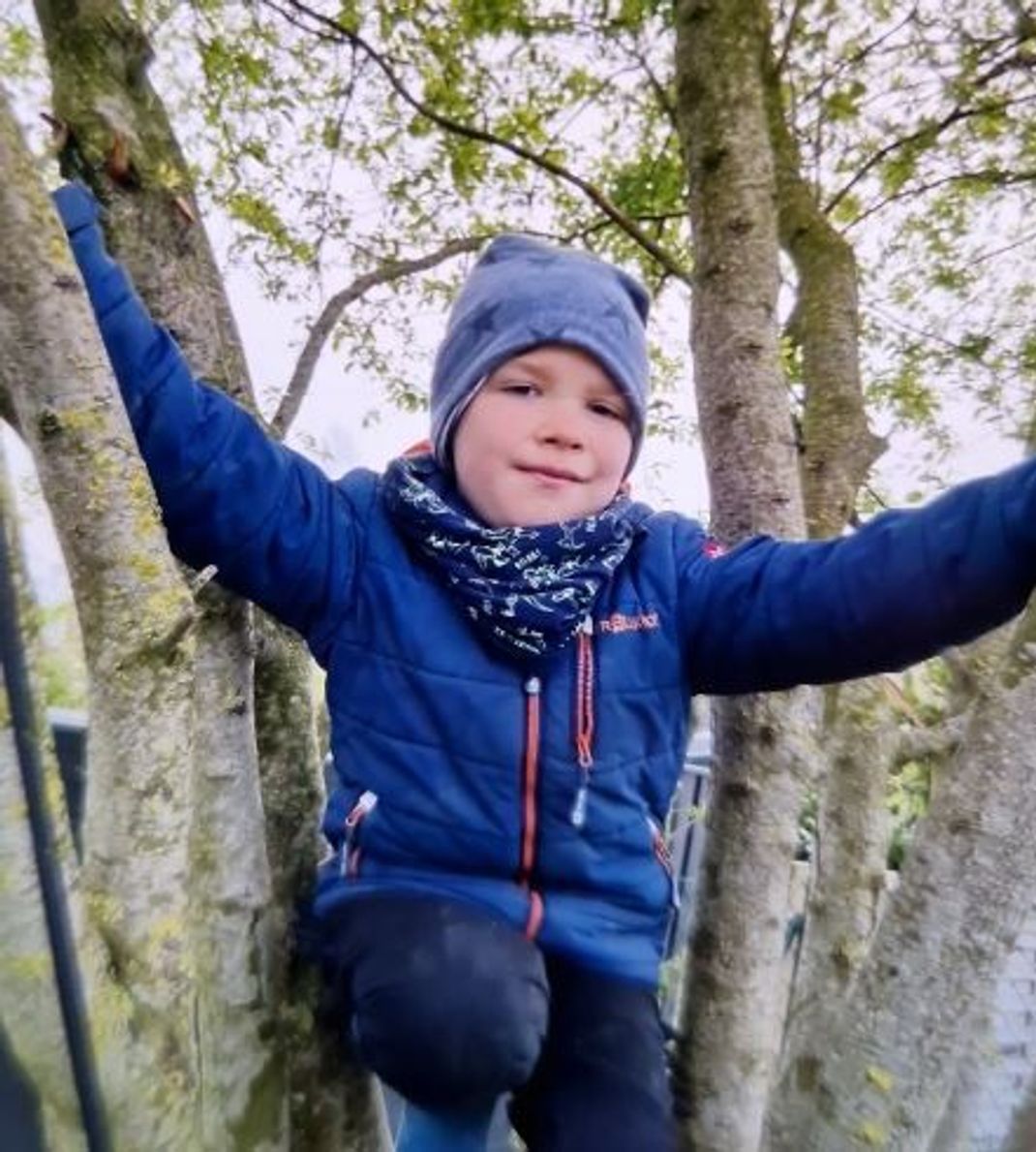 Der vermisste sechsjährige Arian aus Bremervörde-Elm ist auf einem Foto zu sehen.