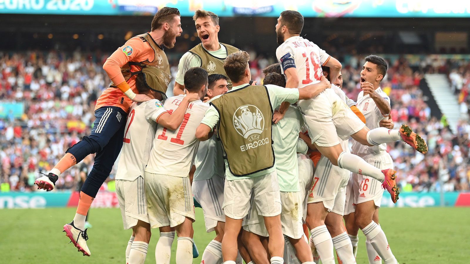 
                <strong>Platz 3: Spanien (nach Vorrunde: Platz 5)</strong><br>
                Plötzlich fallen die Tore reihenweise. Nach zwei biederen Auftritten mit insgesamt nur einem Treffer haben die Spanier zum zweiten Mal nacheinander fünfmal eingeschenkt. Beim 5:3 nach Verlängerung über Kroatien brauchte es diesen Torreigen jedoch auch nur, weil eine eigene 3:1-Führung aus der Hand gegeben wurde. Immerhin ließ die "Furia Roja" es nicht zu, dass die Partie vollends kippte. Gegen die Schweiz (Fr., ab 18 Uhr im Liveticker auf ran.de) sollte die Defensive aber nicht so viel anbrennen lassen, denn der Gegner drehte zuletzt ein 1:3 noch in einen furiosen Sieg.
              