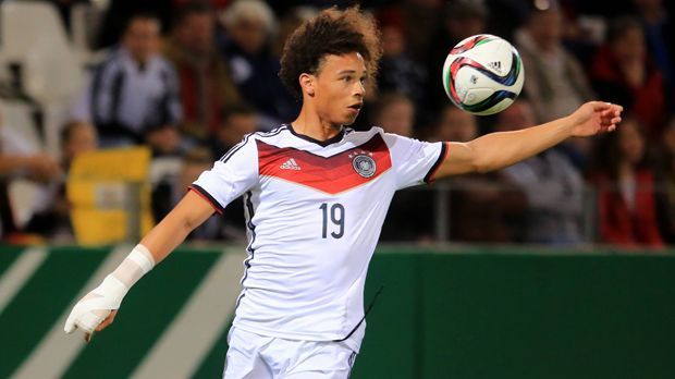 
                <strong>Leroy Sane</strong><br>
                Es ist bisher die Saison des Leroy Sane. Beim FC Schalke 04 kommt der 19-Jährige regelmäßig zum Einsatz und erzielt drei Tore. Auch bei den Junioren ist der Offensivspieler gefragt. Gleich in seinem ersten Match von Beginn an trifft Sane doppelt und auch gegen die Färöer ist er erfolgreich.
              