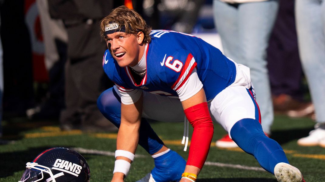 New York Giants quarterback Jaxson Dart 6 stretches prior to an NFL, American Football Herren, USA football game against the San Francisco 49ers, Sunday, Nov. 2, 2025, in East Rutherford, NJ.  /Cal Media East Rutherford United States of America - ZUMAc04_ 20251102_zma_c04_520 Copyright: xChristopherxSzagolax