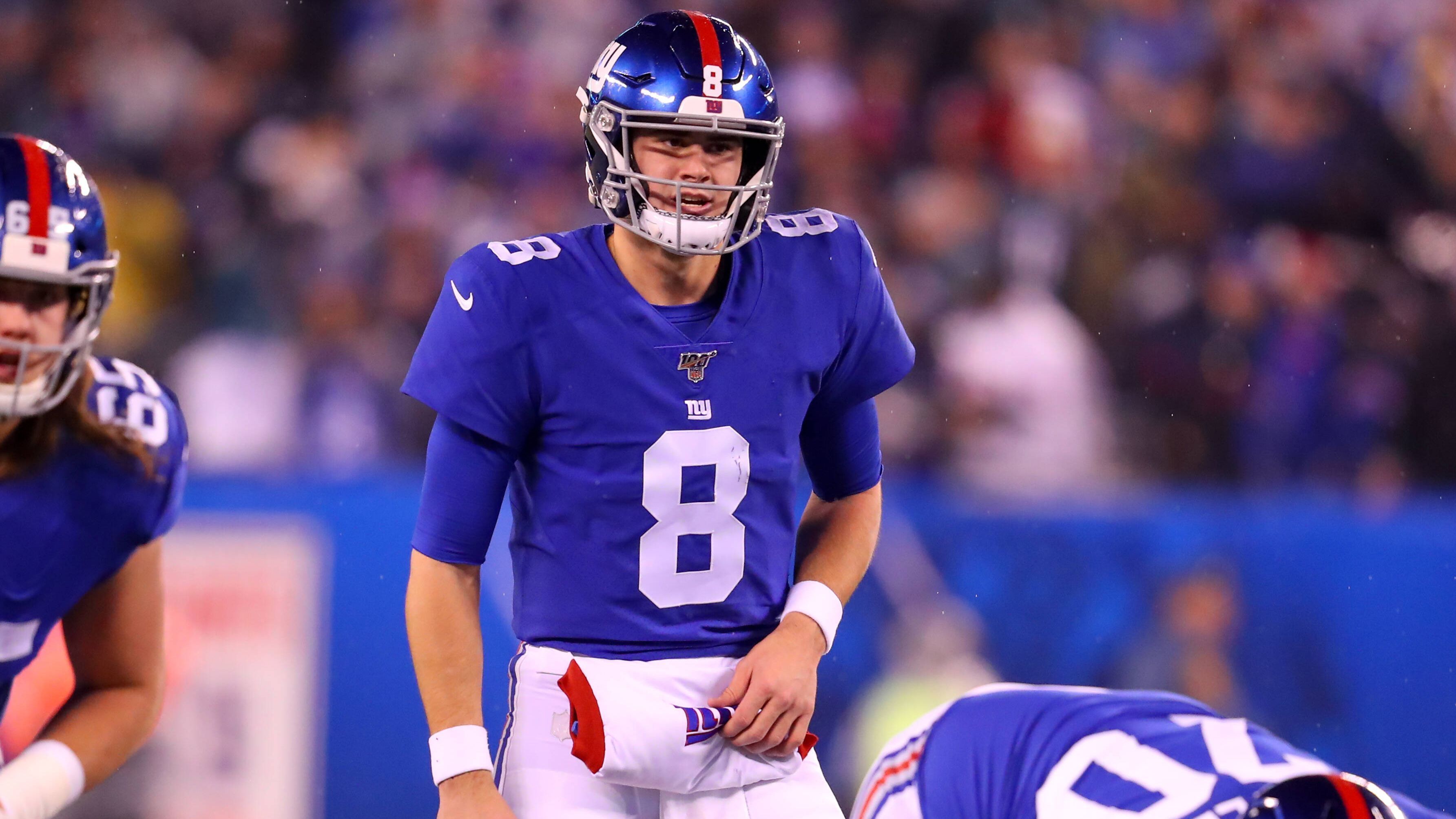 
                <strong>New York Giants: Offensive Line</strong><br>
                Die Ära Eli Manning ist nun endgültig beendet. Quarterback Daniel Jones (Bild) soll die Franchise zum Ruhm vergangener Tage führen und dementsprechend unterstützt werden. Ein großes Manko in der vergangenen Saison: die wackelige Offensive Line. Mit den beiden Tackles Andrew Thomas (4. Pick) und Matt Peart (3. Runde, Pick 99) sowie Guard Shane Lemieux (5. Runde, 150 Pick) investierte die Franchise großflächig in neue Jones-Beschützer. Thomas gilt als Left Tackle, der sofort starten kann und auf Anhieb die Blind Side sichern wird. Pearl wird als Verschnitt von Rams-Tackle Andrew Whitworth gesehen, während Lemieux zumindest als solider Backup dringend benötigte Tiefe bieten kann.
              