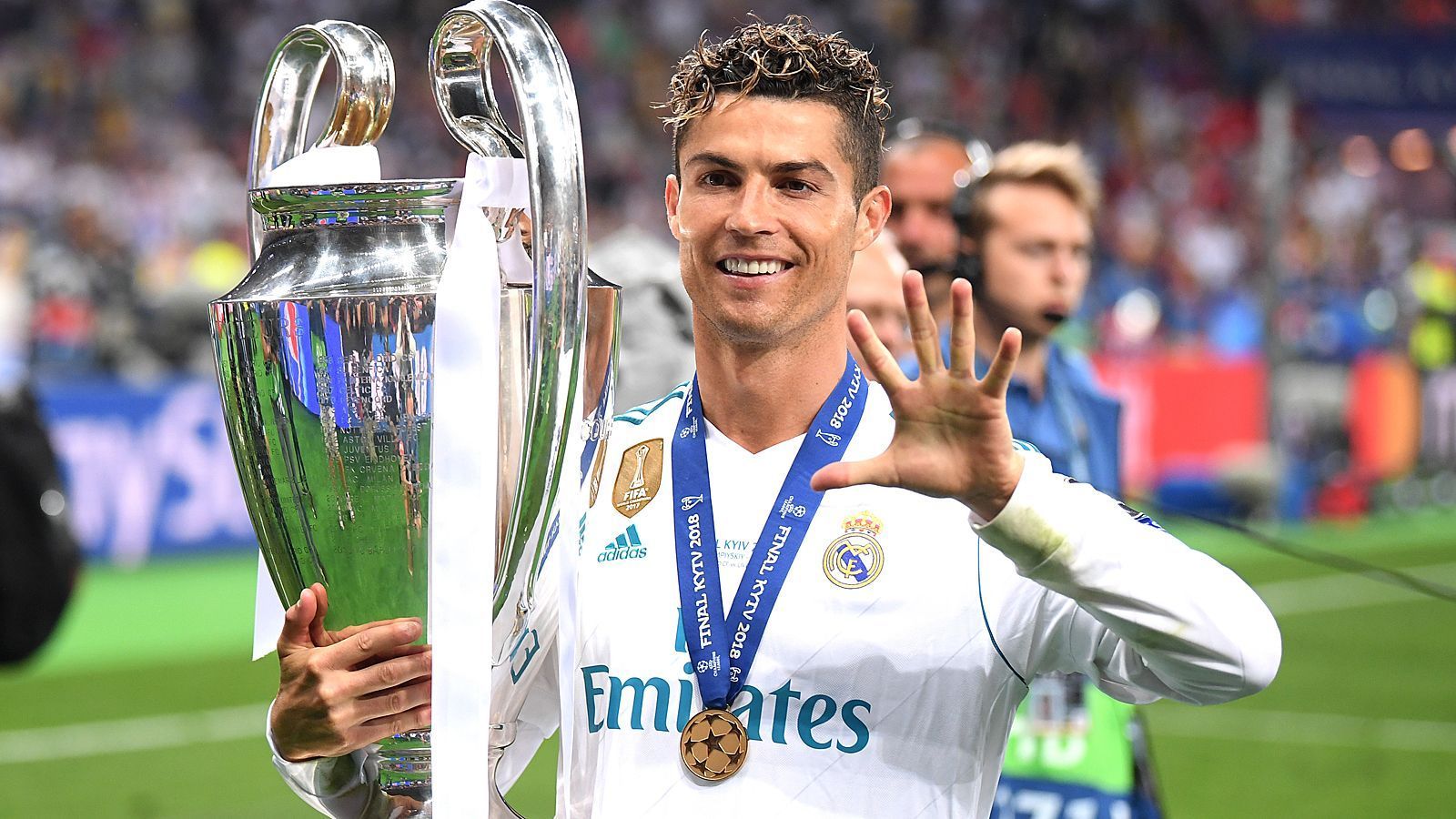 
                <strong>Cristiano Ronaldo</strong><br>
                Laut Sir Alex Ferguson war Zidane derjenige Real-Trainer, mit dem sich Cristiano Ronaldo am besten verstand. Nach seinen rätselhaften Aussagen könnte der Abgang von Zizou den Portugiesen zum Nachdenken bewegen. Wahrscheinlicher ist jedoch, dass CR7 den Königlichen erhalten bleibt und auch in der kommenden Saison der Star des Teams sein wird.
              