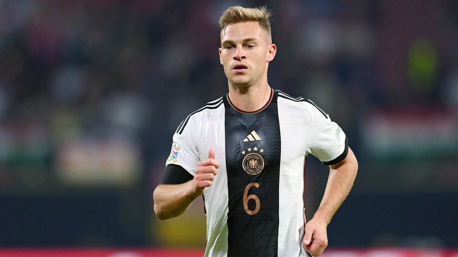 
                <strong>Joshua Kimmich</strong><br>
                Der Bayern-Star wollte. Unbedingt. Der Wille war ihm in jeder Sekunde des Spiels regelrecht anzumerken. Die Krux an der Sache: Kimmich wird bei allem Ehrgeiz verstehen müssen, dass er Spiele nicht alleine gewinnen kann. Holte sich die Bälle im Wembley-Stadion häufig in bester Quarterback-Manier in der eigenen Abwehrreihe ab und kurbelte das deutsche Spiel so ein ums andere Mal mit an. Leider häufig zu unpräzise oder zu überhastet. Ihm fehlt derzeit auch ein bisschen das Fortune. ran-Note: 3
              