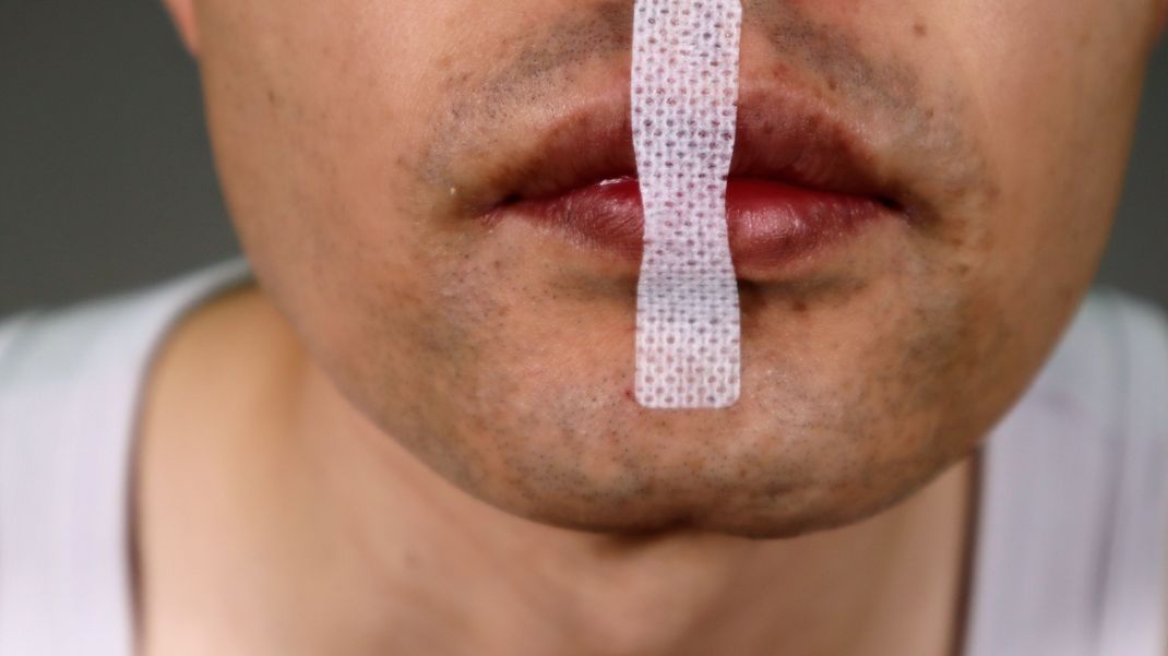 Mouth Taping: Hilft Mund zukleben beim Schlafen?