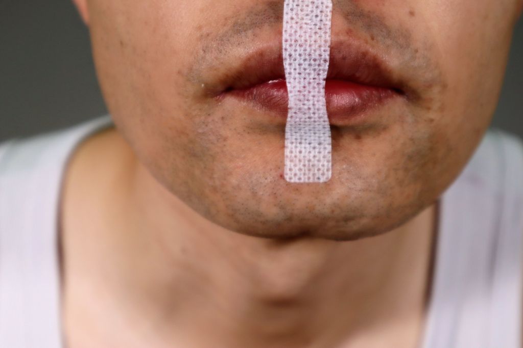 Mouth Taping Hilft Mund zukleben beim Schlafen?
