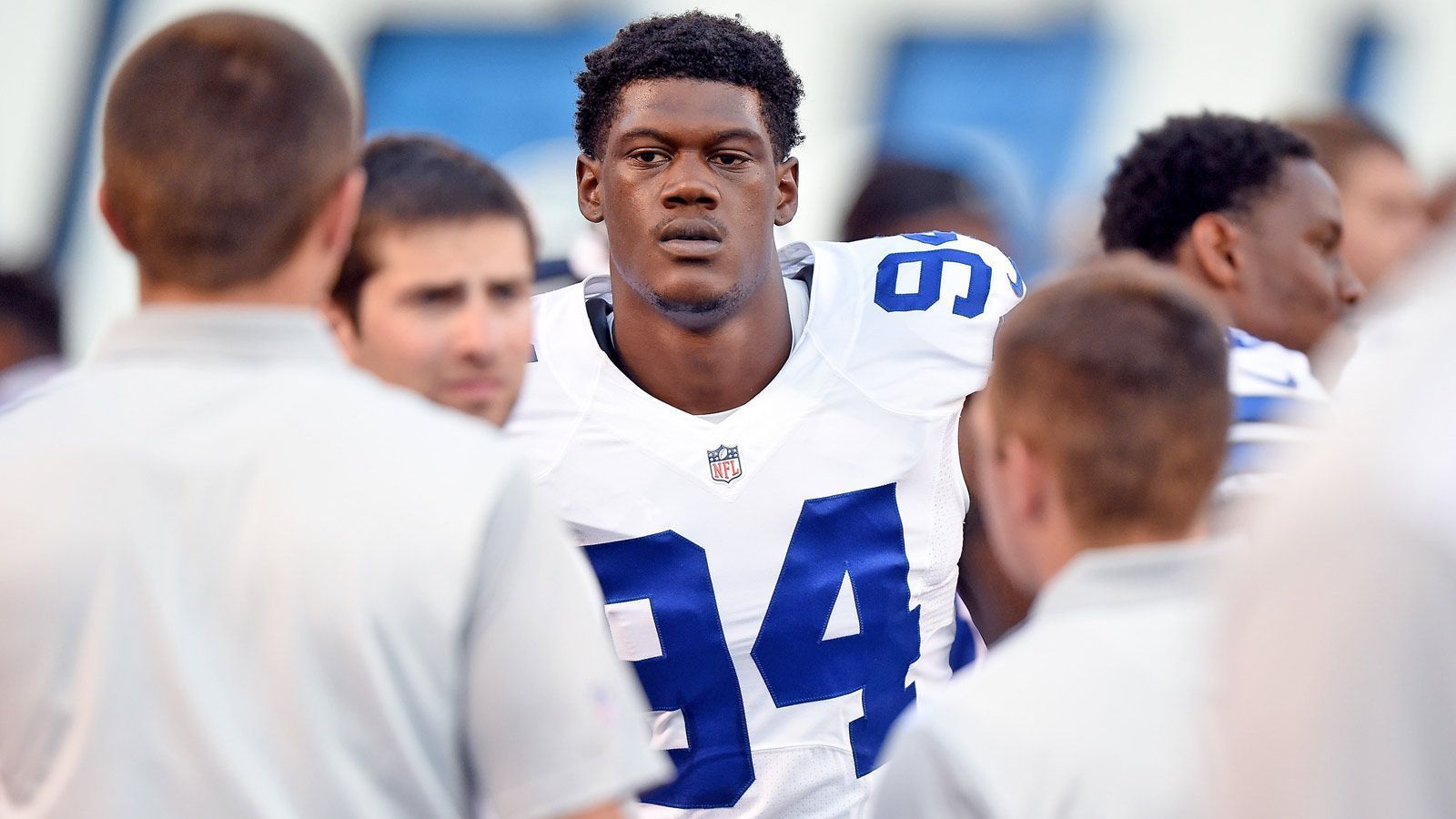 
                <strong>Randy Gregory (Dallas Cowboys)</strong><br>
                Randy Gregory von den Dallas Cowboys wurde auf unbestimmte Zeit gesperrt. Das berichtet NFL-Insider Ian Rapoport. Der Grund: Der Pass-Rusher soll gegen die Richtlinien der NFL gegen verbotene Substanzen verstoßen haben. Da es bereits sein viertes (!) Vergehen deswegen ist, droht dem 26-Jährigen eine deftige Strafe. Beim letzten Mal musste er zuvor zehn Spiele aussetzen. Schon bei seinem Combine 2015 ist er durch den Drogentest gefallen, in seiner Karriere wurde er bereits mehrmals positiv auf Marihuana getestet. Besonders bitter: Im April unterschrieb Gregory trotz seiner Vergehen eine Vertragsverlängerung über ein Jahr.
              