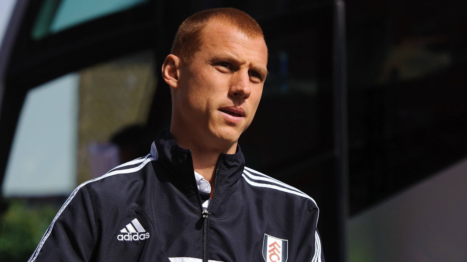 
                <strong>In der Ruhe liegt die Kraft</strong><br>
                Aber auch Fulham-Routinier Steve Sidwell hatte eine Magath-Story parat: "Wir haben ein Auswärtsspiel armselig verloren. Magath strich uns den freien Folgetag und bat uns um 08 Uhr bei fast Minusgraden zum Training. Ohne Bälle. Er sagte zu Beginn: 'Die gleiche Formation wie gestern, alle auf ihre Positionen.' Der Torwart, die Viererkette, das Mittelfeld und unsere beiden Angreifer standen entsprechend. 'Ihr hab gestern keine Lust gehabt zu laufen, richtig? Also werden wir heute auch nicht laufen.'" Sidwell erklärte weiter: "Dann mussten wir 45 Minuten lang einfach so stillstehen. Augenkontakt verboten. Es war bitterkalt. Dann pfiff er ab und das Training war beendet."Außerdem gab es ein Auswärtsritual. Jeder hat im Hotel zu Abend gegessen und ist dann für Ruhe aufs Zimmer gegangen. Punkt 21 Uhr traf man sich an der Bar und jeder sollte einen Pint (0,568 Liter Bier) trinken. Mit Alkohol."
              