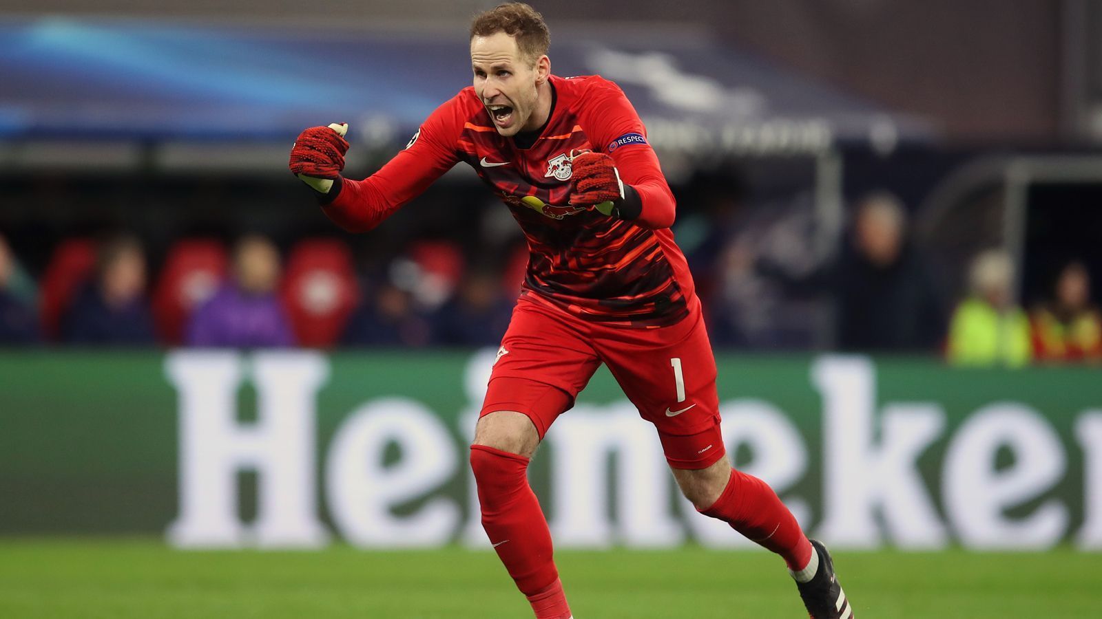 
                <strong>Peter Gulacsi</strong><br>
                Heute gehört Peter Gulacsi zu den besten Bundesliga-Torhütern, als er 2015 nach Leipzig kam, musste der Ungar zunächst sogar auf der Bank Platz nehmen. Aufgrund einer Roten Karte, die er sich noch in seinem letzten Spiel für Salzburg im Pokalfinale eingehandelt hatte, war er zu Beginn der Saison 2015/16 gesperrt und verlor so zunächst das Duell um die Nummer 1 gegen Fabio Coltorti. Doch im Laufe der Saison änderte sich die Rangordnung der Keeper und seitdem ist Gulacsi aus der Leipziger Erfolgs-Elf der letzten Jahre nicht mehr wegzudenken. In Salzburg spielte Gulacsi zwischen 2013 und 2015, nachdem der heutige Nationalkeeper zuvor beim FC Liverpool ausgebildet worden war. Kolportierte drei Millionen Euro dürfte Gulasci den Leipzigern an Ablöse gekostet haben. Aktuell laboriert der Routinier an einem Kreuzbandriss.
              