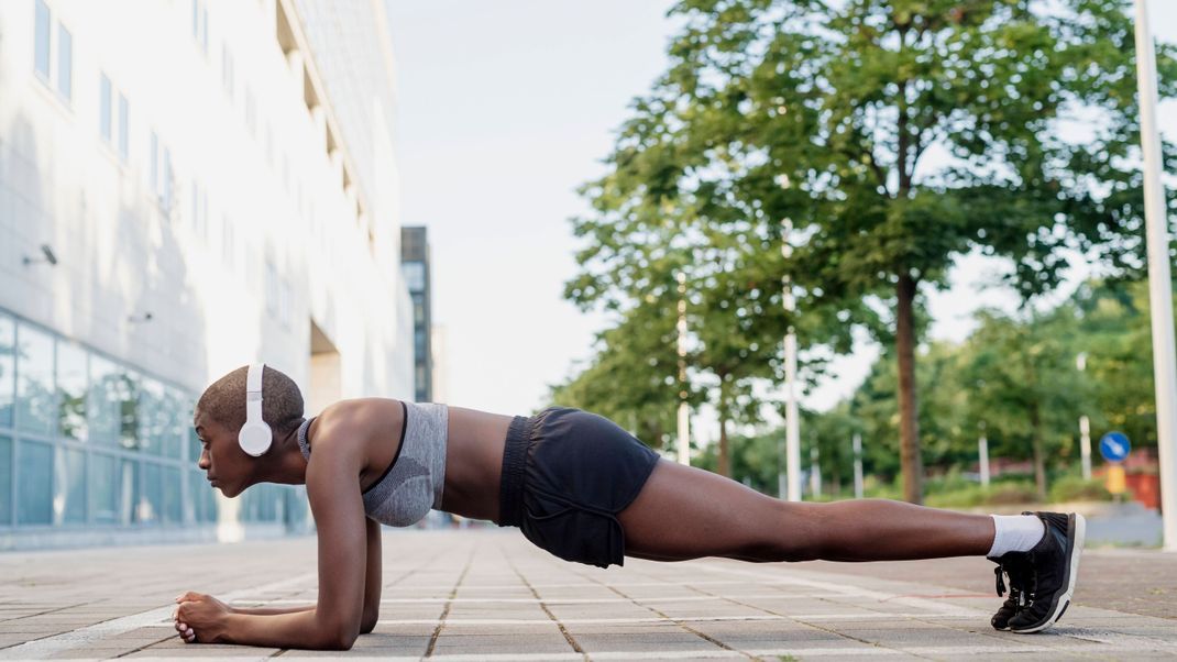 Während die gewöhnlichen Planks vor allem deine vorderen Bauchmuskeln sowie deine Kernmuskulatur stärken, haben es die Side-Planks vor allem auf eine definierte Taille abgesehen.