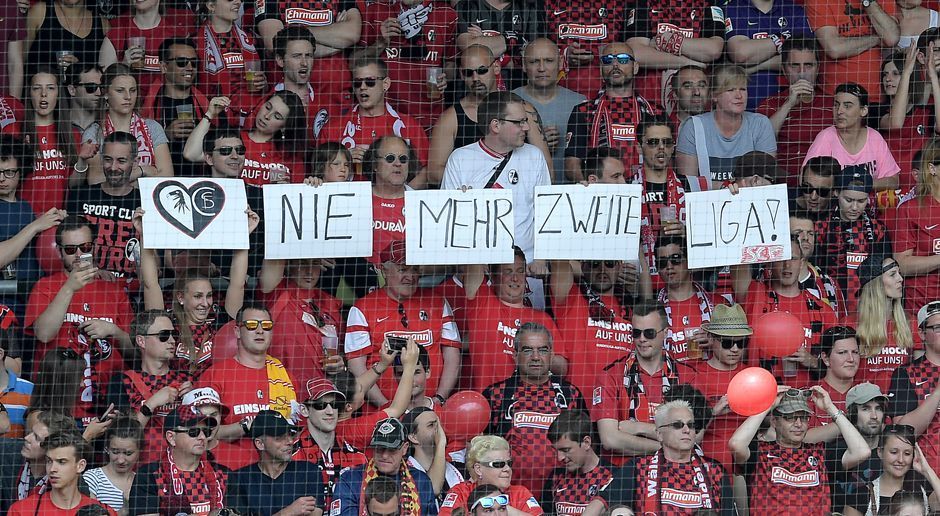 
                <strong>SC Freiburg: 185 Euro</strong><br>
                Platz 10 - SC Freiburg: 185 Euro. Während die Breisgauer bei den Sitzplatztickets nach dem Wiederaufstieg ihre Fans ordentlich zur Kasse bitten, kommen die Stehplatzanhänger einigermaßen glimpflich davon: Sie müssen in dieser Saison nur fünf Euro mehr zahlen als noch im Vorjahr.
              