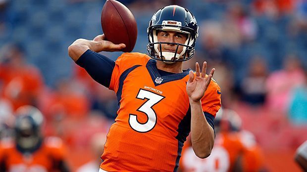 
                <strong>Trevor Siemian ist auch noch da</strong><br>
                Einziger verbliebener Spielmacher aus der Meistersaison ist Trevor Siemian. Der 250. Pick des Draft 2015 stand in seiner Premieren-Spielzeit in genau einer Partie auf dem Feld. Beim 27:34 in Pittsburgh sorgte er allerdings mit seinem einzigen Laufversuch für einen Raumverlust von einem Yard. Kaum vorzustellen, dass die Broncos ihm die Rolle als Starter zutrauen werden.
              