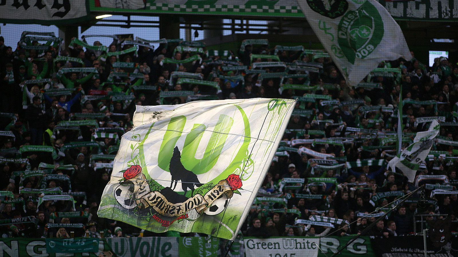 
                <strong>Platz 15 (geteilt): VfL Wolfsburg</strong><br>
                Stehplatz: 145 Euro Teuerste Sitzplatzkategorie: 440 Euro (ligaweit Platz 16)
              