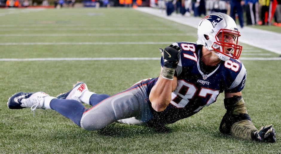 
                <strong>Rob Gronkowski: Vertrags-Klauseln</strong><br>
                Sein Vertrag enthält zudem noch weitere Klauseln, die ihm Bonuszahlungen bescheren. Dabei handelt es sich um bestimmte Saison-Richtwerte, die Gronkowski erreichen muss, um die jeweilige Summe einzustreichen. Die niedrigste Zielsetzung - entweder 70 Prozent Spielzeit in der Offensive, 60 Catches, 800 Receiving-Yards oder 10 Touchdowns - hat er bereits erreicht. Dadurch ist ihm eine Million Dollar zusätzlich sicher. Durch das verpasste Spiel gegen Miami werden weitere Boni allerdings immer schwieriger. Momentan steht der Tight End bei 55 Catches für 849 Yards und sieben Touchdowns. Er hat 83,4 Prozent der offensiven Snaps gespielt.
              
