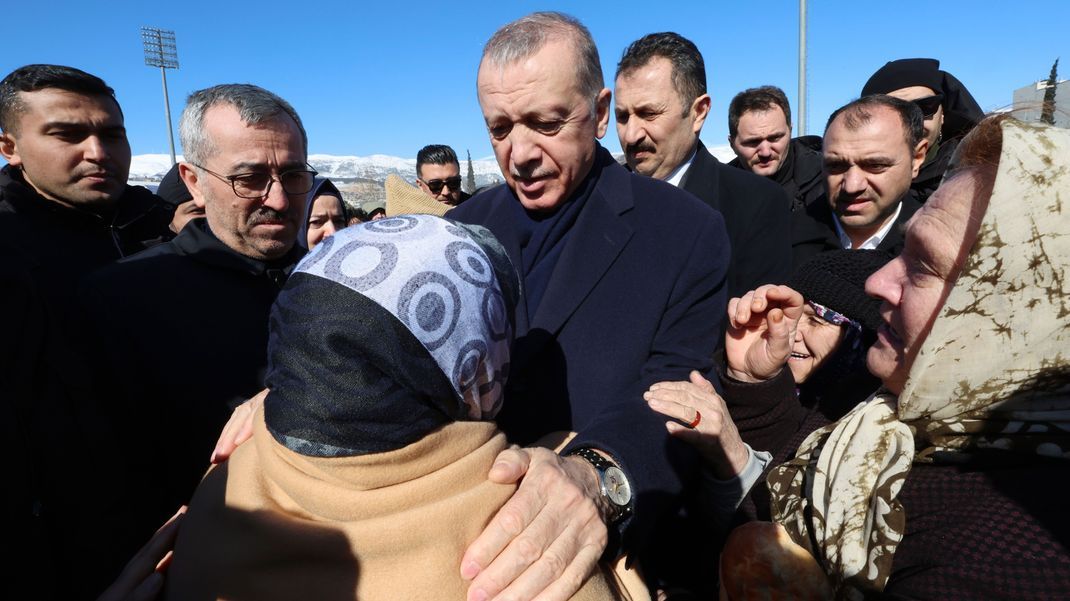 Der türkische Präsident Recep Tayyip Erdogan besuchte am Mittwoch das Erdbebengebiet. 