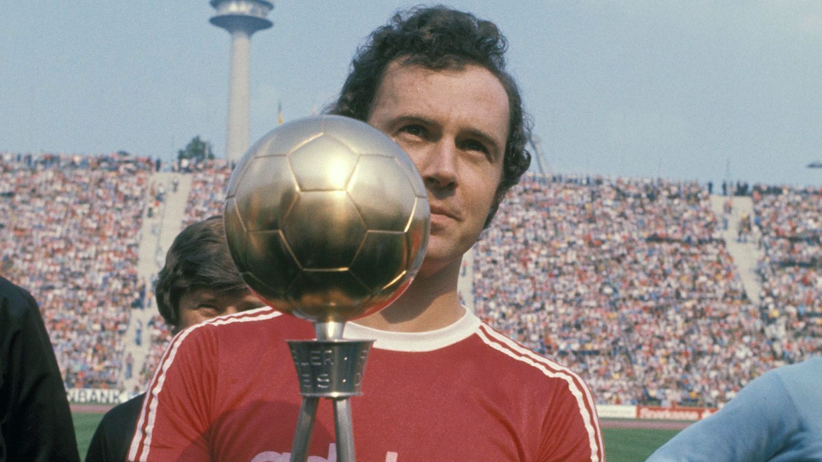 
                <strong>Abwehr - Franz Beckenbauer</strong><br>
                Frühere Vereine: FC Bayern München, Hamburger SV, Cosmos New YorkErfolge (unter anderem): 5x deutscher Meister, 4x DFB-Pokalsieger, 3x Europapokalsieger der Landesmeister, 1x Europapokalsieger der Pokalsieger, 1x Weltmeister, 1x Europameister
              