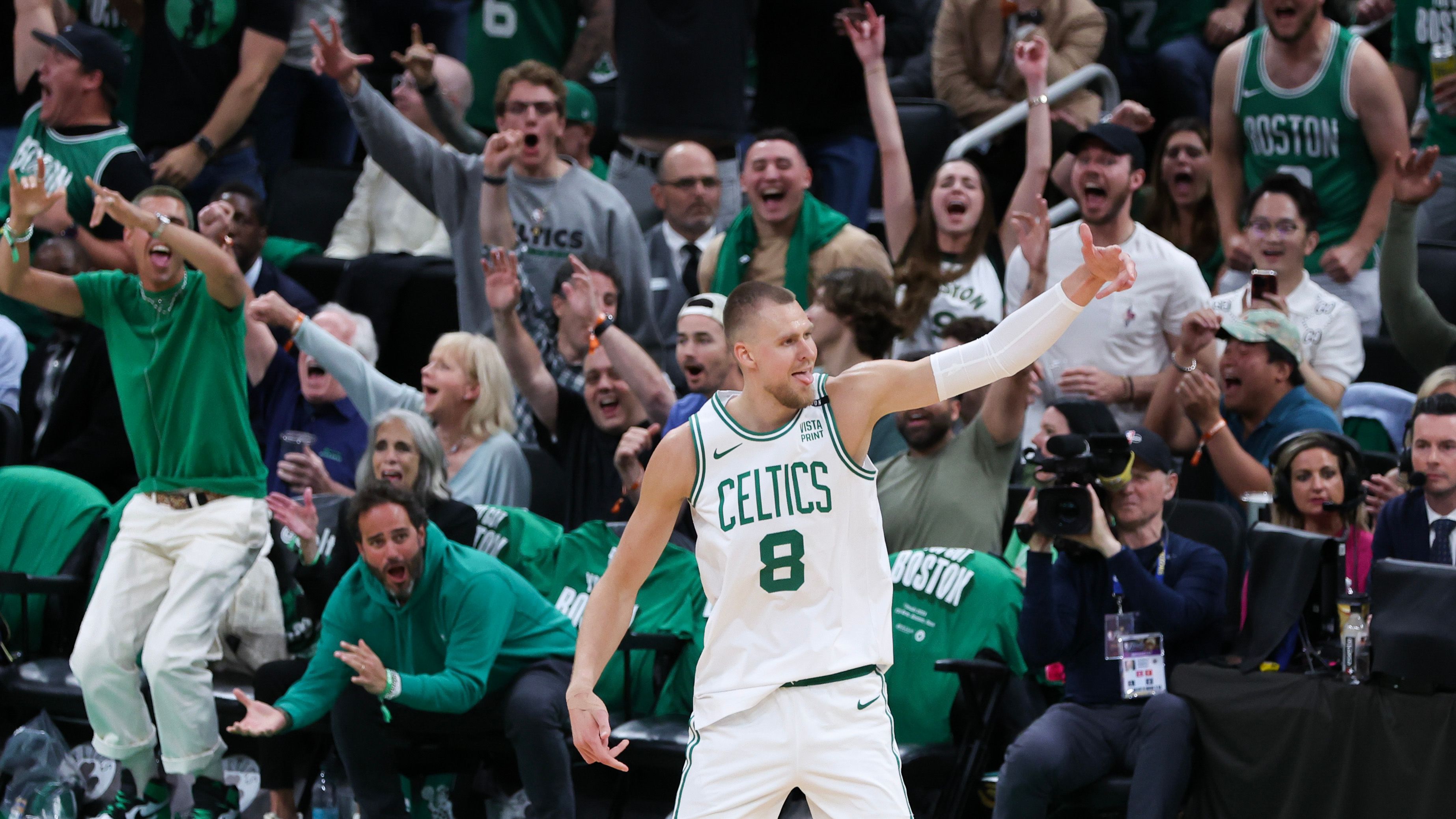 <strong>Moment of the Finals (so far): Porzingis Rückkehr in Spiel 1</strong><br>Der größte Moment der NBA Finals war bisher wohl die Rückkehr von Kristaps Porzingis. Der variable Big Men kam im ersten Viertel bei Minute 7:17 ins Spiel und drückte dem Spiel sofort seinen Stempel auf. Seine Energie brachte die Halle zum Beben. Gleichzeitig bedeutete der von ihm eingeleitete Run die erste Finals-Niederlage der Dallas Mavericks.