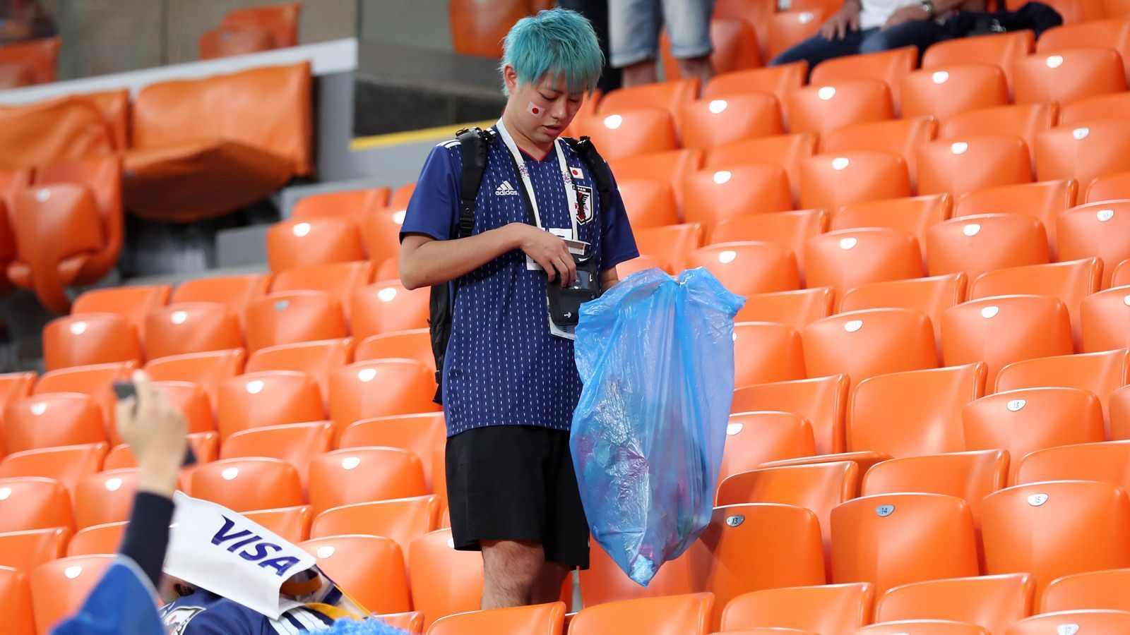 
                <strong>Japaner machen sauber</strong><br>
                Nach den Spielen der Japaner haben die Reinigungskräfte in den Stadien nicht mehr viel zu tun. Die japanischen Fans räumen ihren Müll selbst weg. Auch die Senegalesen packen Bierbecher, Pommespiekser und Co. ebenfalls eigenständig in Mülltüten. In dieser Form vorher eher selten gesehen. Eine Aktion, die aber in jedem Fall höchsten Respekt verdient. Sauber!
              