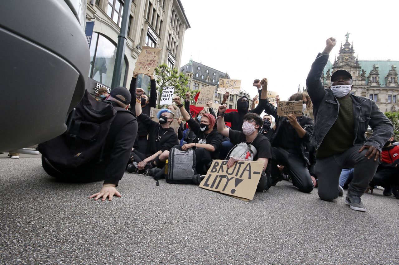 In Hamburgs Innenstadt gingen 14.000 gegen Rassismus auf die Straßen.