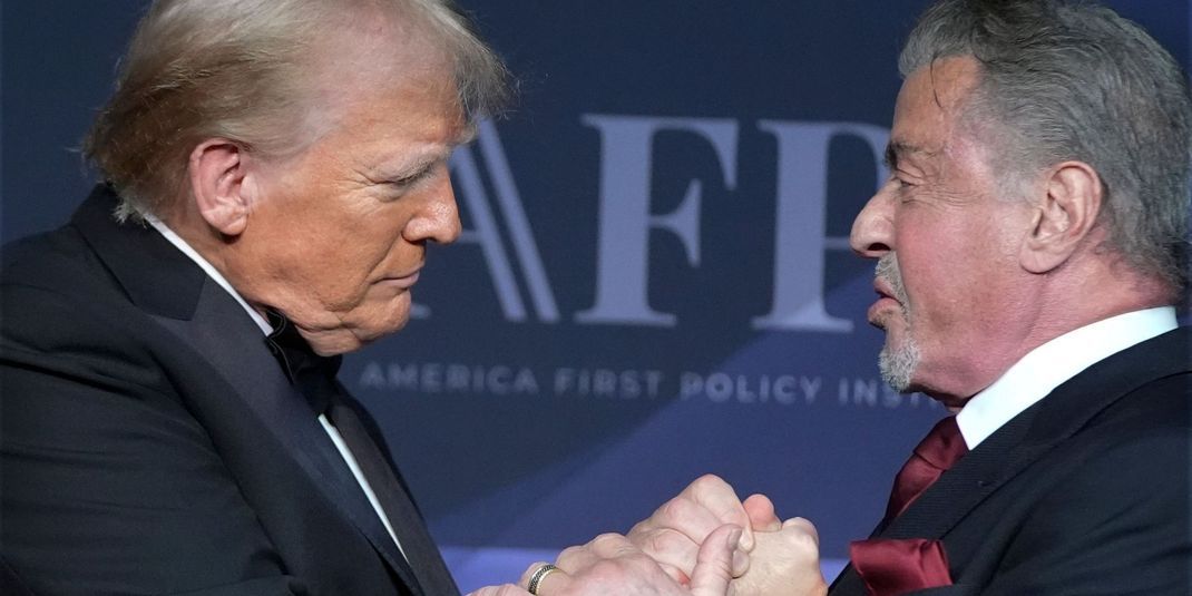 Der designierte US-Präsident Donald Trump begrüßt den Schauspieler Sylvester Stallone während einer Gala des America First Policy Institute in seinem Anwesen Mar-a-Lago. 