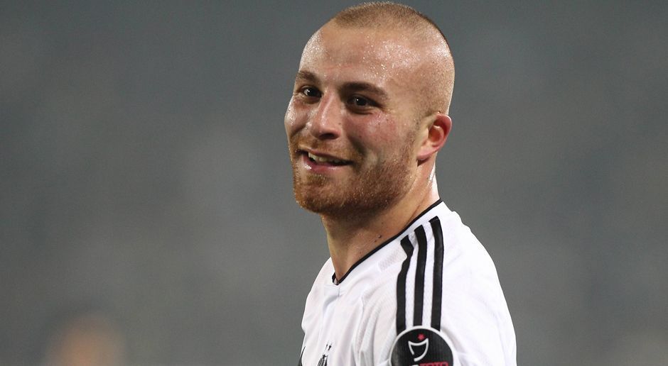 
                <strong>Gökhan Töre</strong><br>
                Nachdem er eine ordentliche Saison spielt, wird er vorschnell für drei Millionen Euro zu Rubin Kazan abgegeben. Dort spielt er genauso wie später mit Besiktas Istanbul im Europapokal.
              