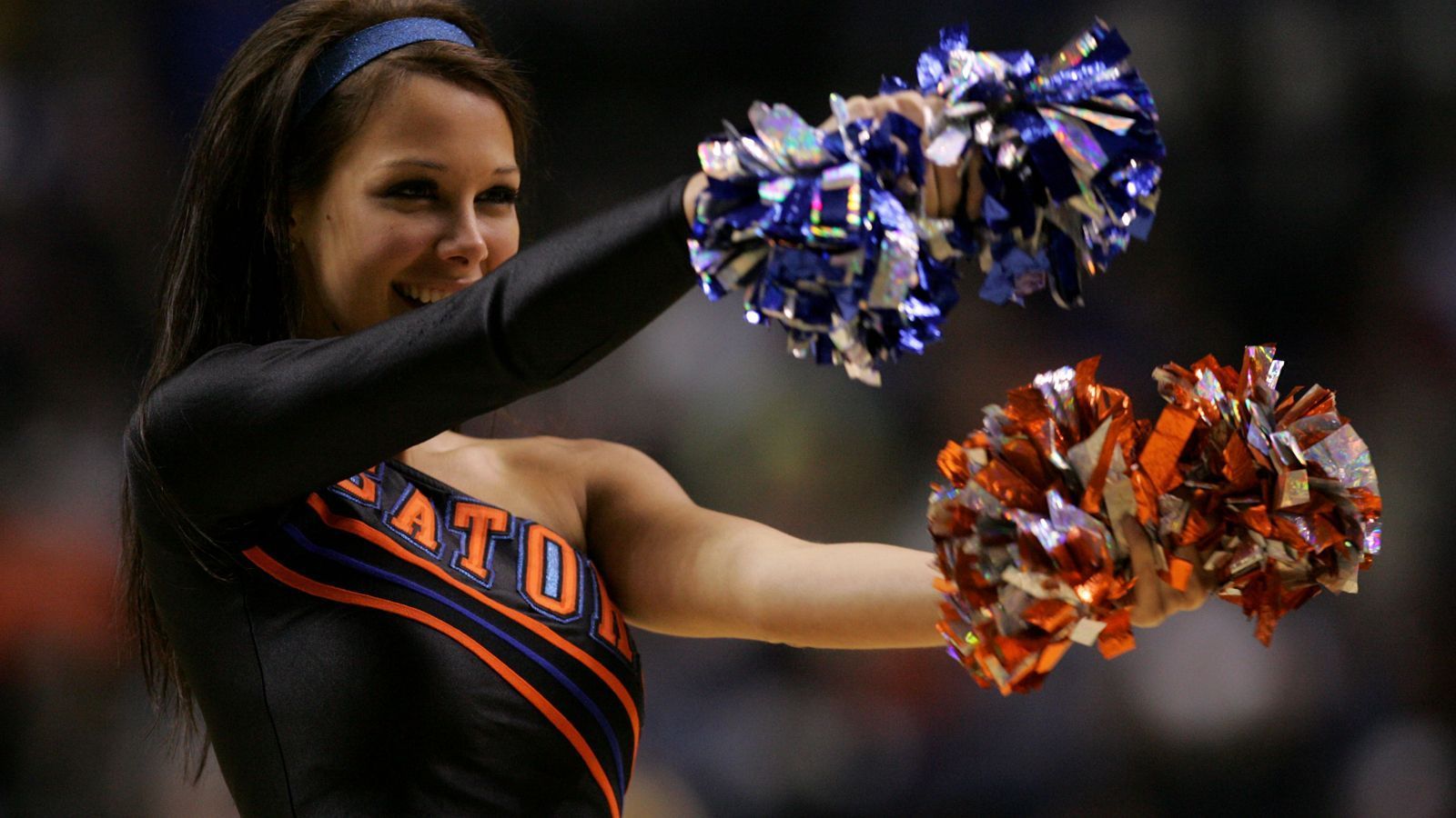 
                <strong>The Gator Chomp</strong><br>
                Die wohl bekannteste Tradition des Colleges ist der sogenannte "Gator Chomp". Dabei wird der rechte Arm über den Linken vom Körper ausgestreckt und das Zuschnappen eines Alligatoren-Mauls imitiert. Traditionell wird diese Geste vor dem Kickoff, nach Big Plays oder auch zum Verhöhnen der Gegner genutzt.
              