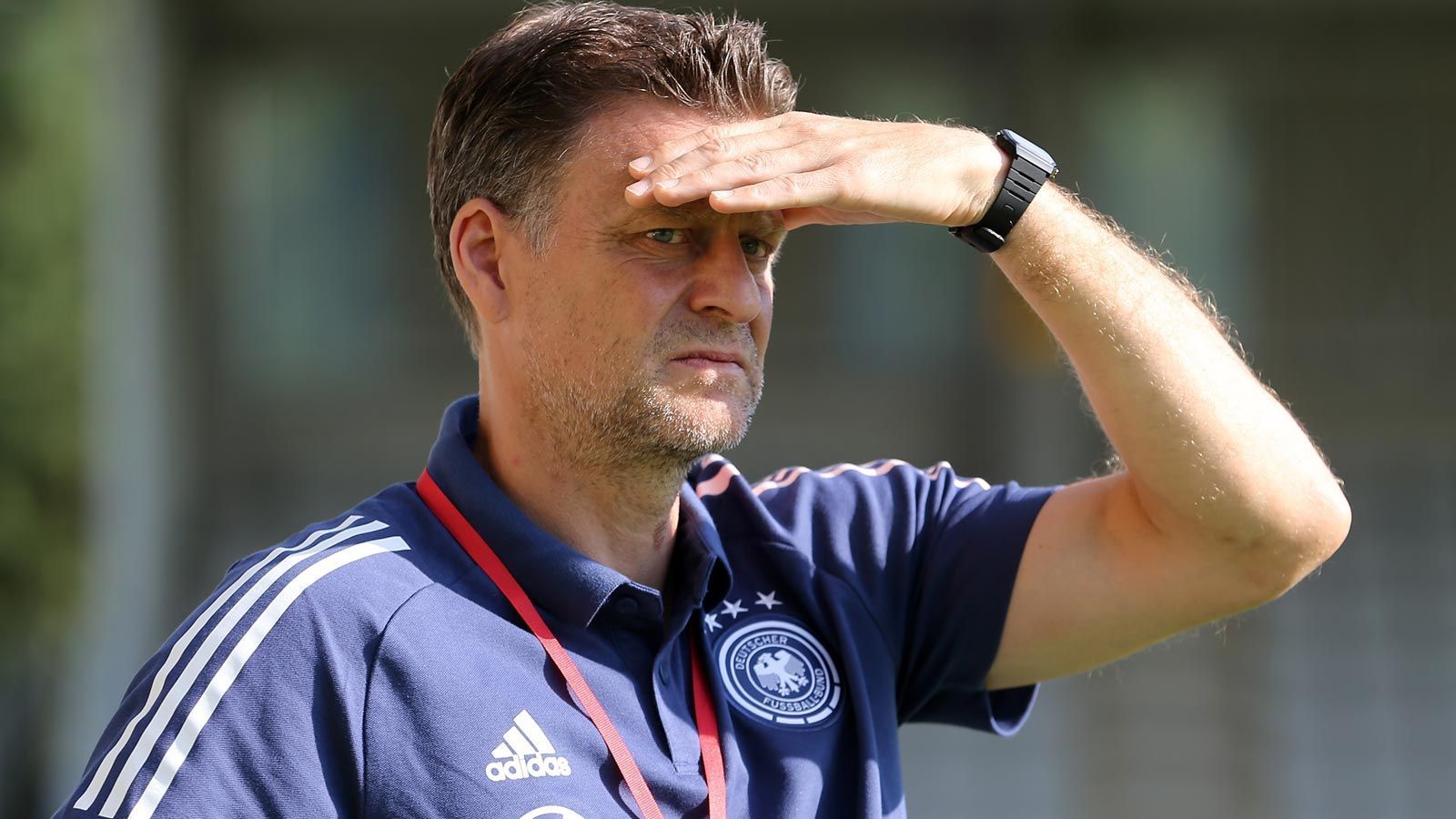 
                <strong>Christian Wörns</strong><br>
                Aktuell ist Christian Wörns Trainer der deutschen U20-Nationalmannschaft. Ein Wechsel in die nächsthöhere Altersstufe wäre ein üblicher Schritt. Allerdings ist Wörns erst im Juli von der U19 zur U20 berufen worden, hat diese eben erst zwei Spiele gecoacht. Zuvor war der einstige Nationalverteidiger Trainer der deutschen U19 sowie in den Nachwuchsabteilungen von 1860 München, Schalke 04 und dem VfL Bochum und bei der zweiten Mannschaft des FC Augsburg.
              