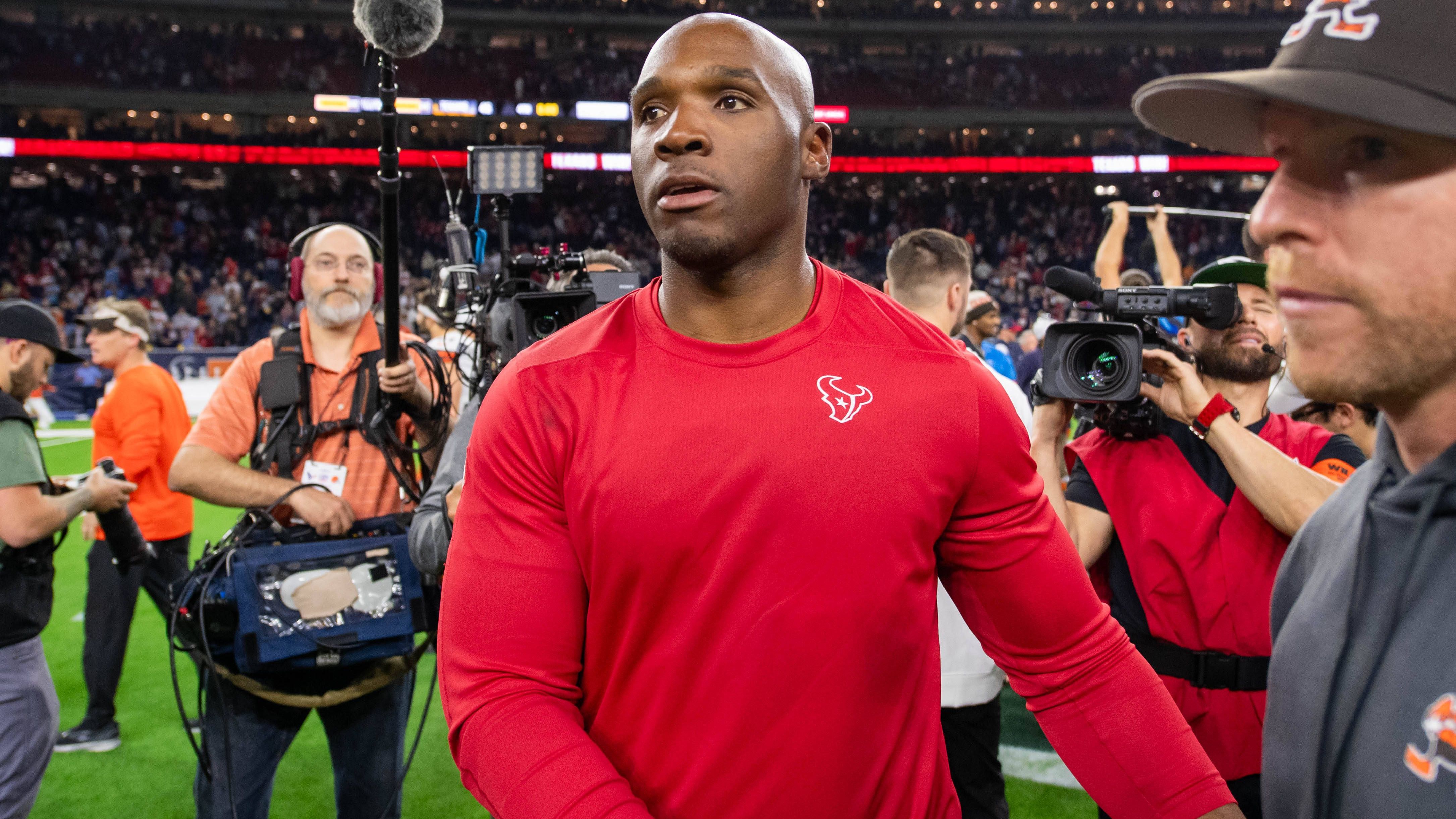 <strong>Platz 9: Houston Texans um Head Coach DeMeco Ryans</strong><br>Nach einer fulminanten Debüt-Saison durchlebte DeMeco Ryans mit seinen Texans eine Achterbahn der Gefühle. Trotz einiger Turbulenzen landete Houston in der Divisional Round. Ryans zog dennoch Konsequenzen und entließ überraschend Offensive Coordinator Bobby Slowik. Kann Nachfolger Nick Caley für mehr Konstanz sorgen?