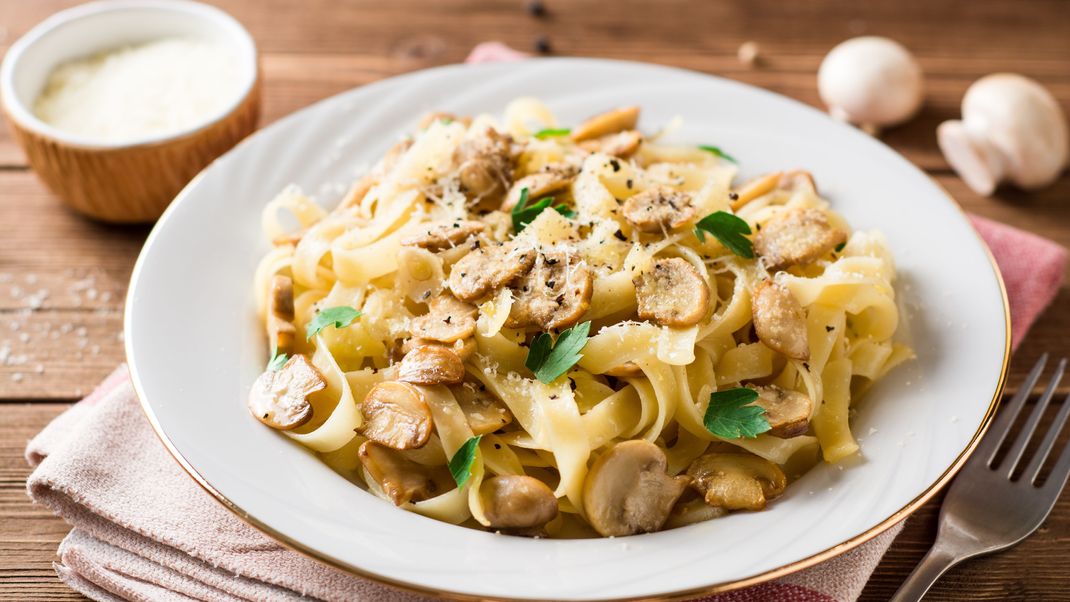 Egal welche Art Pilze zu bevorzugst - mit diesem Rezept wir deine Pasta zum Lieblingsrezept in der Herbstzeit.