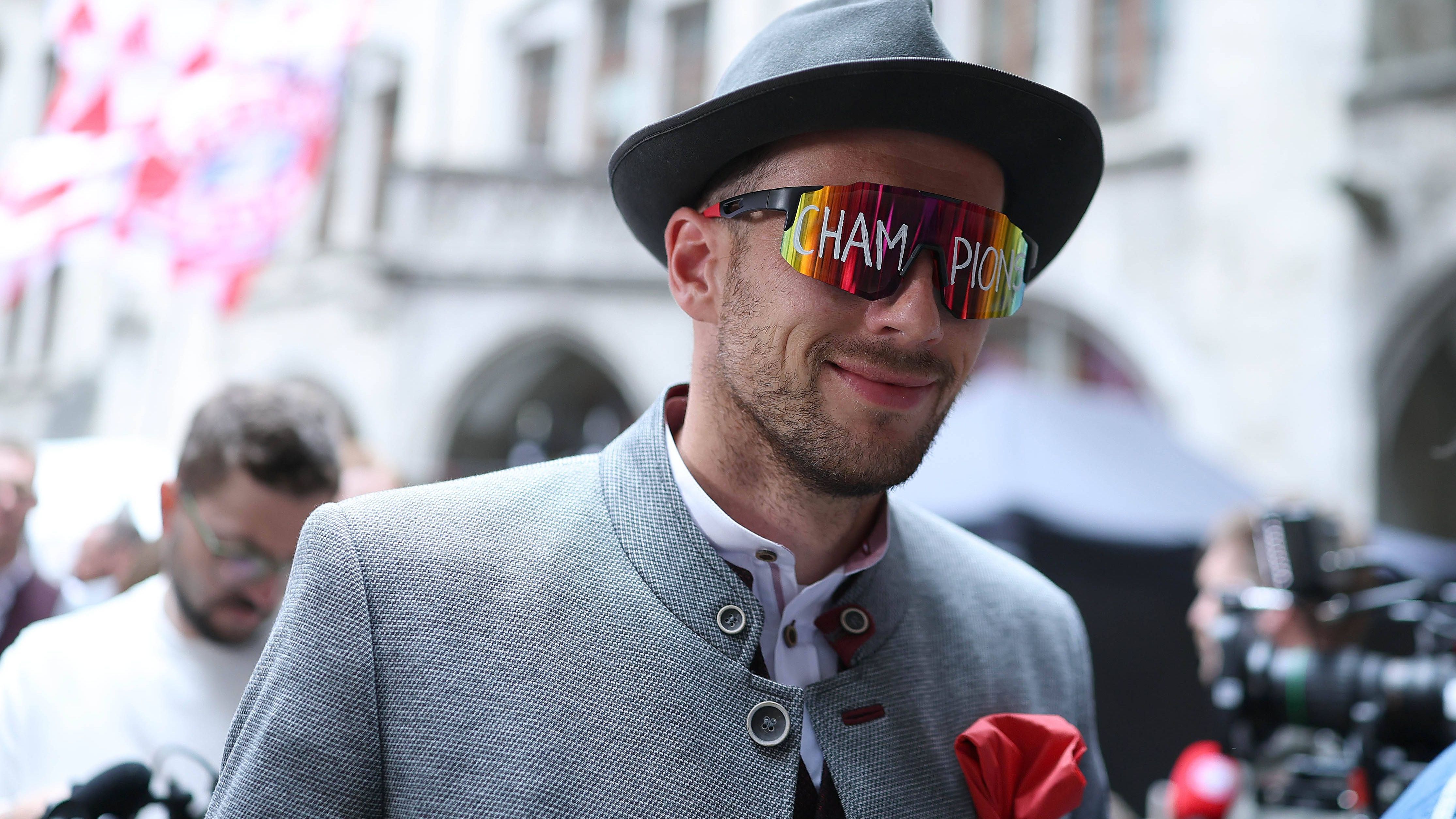 <strong>Die besten Bilder der Bayern-Meisterfeier</strong><br>Leon Goretzka kommt mit besonderer Brille.