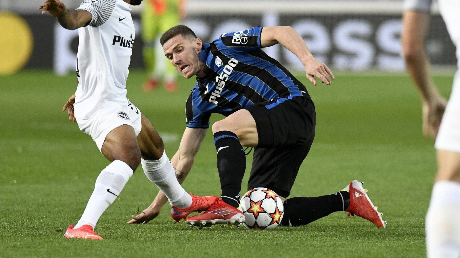 
                <strong>Robin Gosens (Atalanta Bergamo)</strong><br>
                Lange Zeit hatte Robin Gosens kaum mit Verletzungen zu kämpfen, im Oktober erwischte es ihn dann aber doch. Beim 1:0-Sieg in der Champions League gegen die Young Boys Bern zog sich der Linksverteidiger einen Sehnenabriss im Oberschenkel zu. Bei einer Verletzungsdauer von rund drei Monaten ist das Jahr 2021 damit für ihn bereits gelaufen. Für den italienischen Klub ist der Ausfall des unumstrittenen Stammspielers ein herber Verlust. Gosens hatte zuvor neben seinen defensiven Fähigkeiten auch seine offensiven Stärken eingebracht. Wettbewerbsübergreifend erzielte er in der vergangenen Spielzeit zwölf Tore und acht Assists.
              