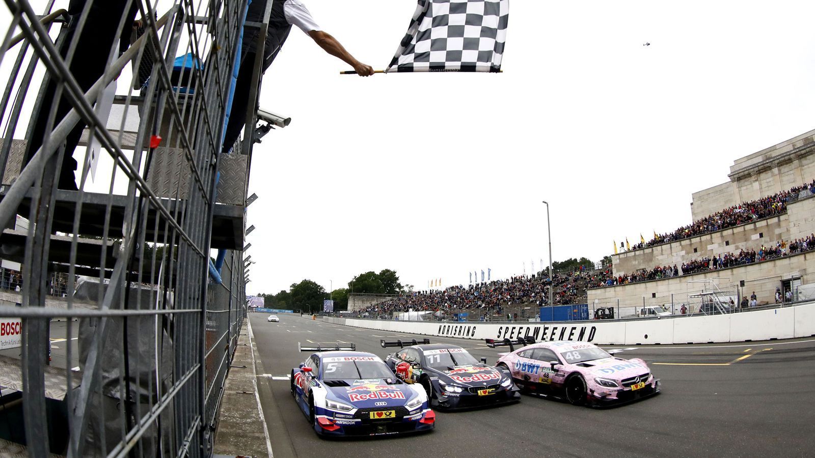 
                <strong>Norisring: Das macht den Kurs so einzigartig</strong><br>
                Enger geht's nicht: Im vergangenen Jahr gab es am Norisring ein Fotofinish vom Feinsten: Nur 0,027 Sekunden trennten den drittplatzierten Edoardo Mortara von Mattias Ekström (4.) und Marco Wittmann (5.). 
              