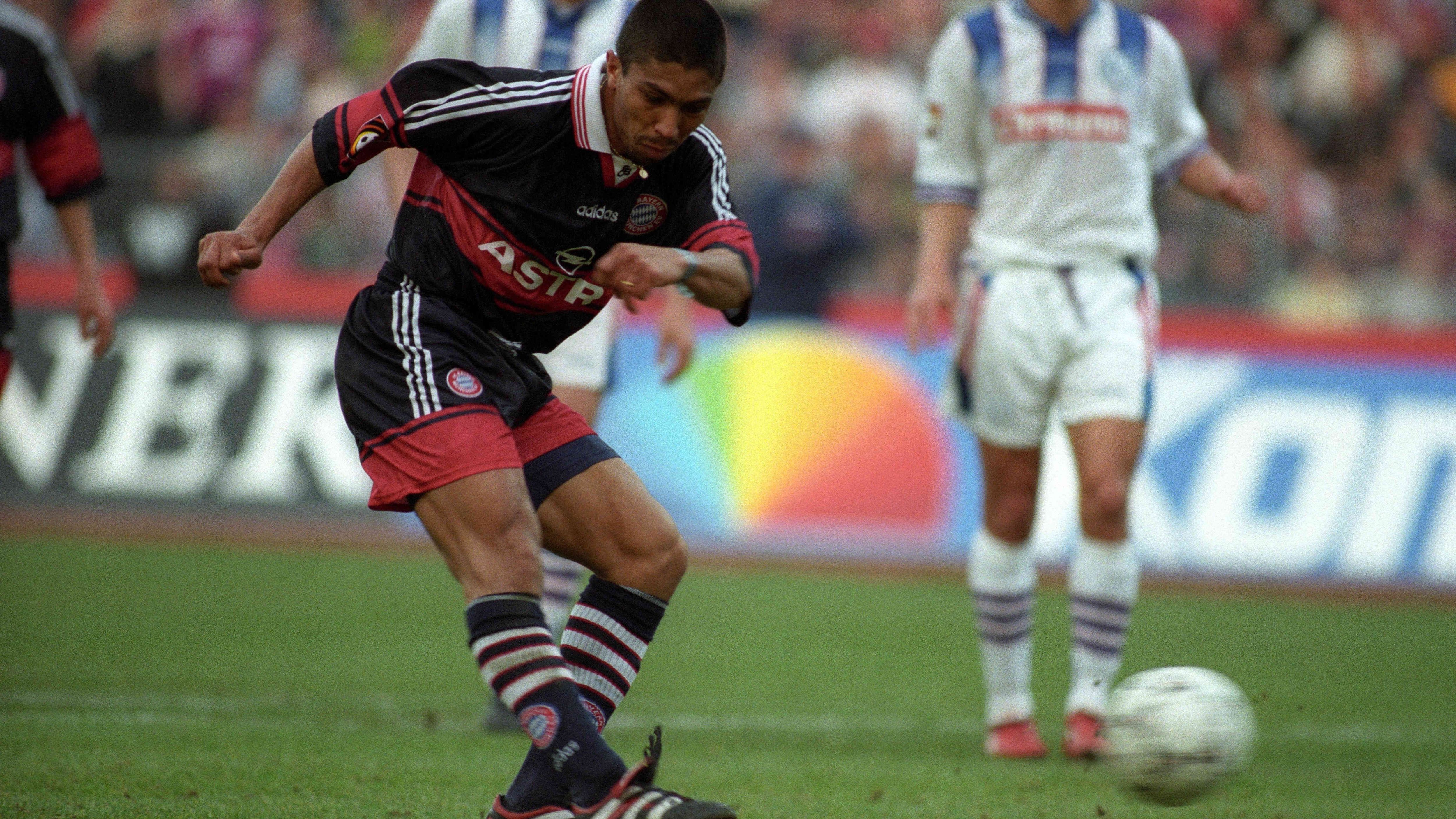 
                <strong>1997/1998: Giovane Elber (6,5 Millionen Euro)</strong><br>
                Als Teil des "Magischen Dreiecks" beim VfB Stuttgart hatte Elber das Interesse der Münchner geweckt. War über Jahre der Angreifer Nummer Eins beim FC Bayern und war zwischendurch sogar bester ausländischer Torjäger in der Bundesliga. 
              