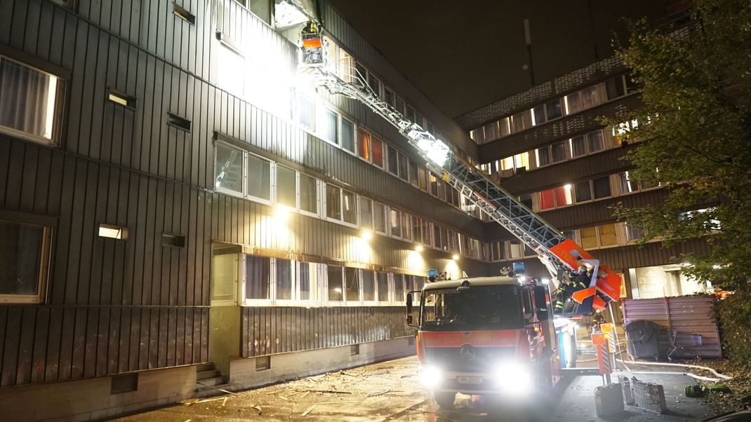 Einsatzkräfte der Feuerwehr in Hamburg löschen einen Brand in einer Unterkunft für Geflüchtete.