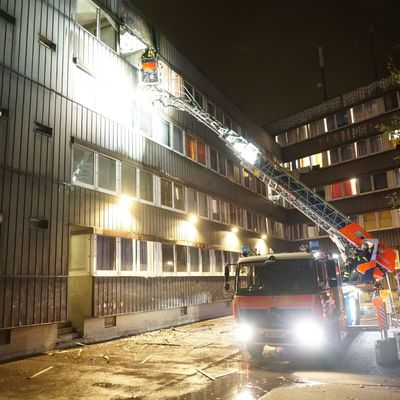 Einsatzkräfte der Feuerwehr in Hamburg löschen einen Brand in einer Unterkunft für Geflüchtete.