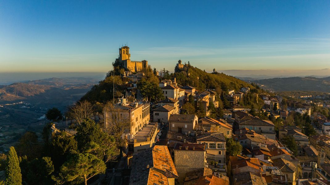 San Marino: Oft als älteste bestehende Republik der Welt bezeichnet, ist San Marino mit rund 61 Quadratkilometern ein Binnenstaat in Italien. Die Gründung soll auf das Jahr 301 zurückgehen. Das Foto zeigt das Wahrzeichen, die Festung Rocca Guaita aus dem 11. Jahrhundert.