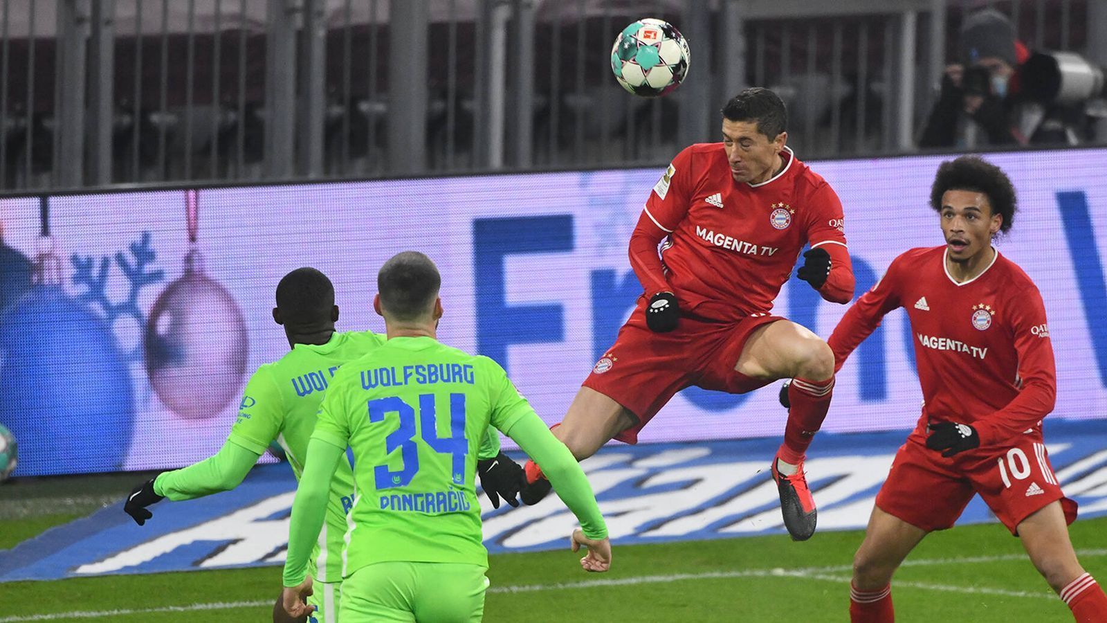 
                <strong>Lewandowski erzielte mehr Tore als ganz Wolfsburg </strong><br>
                Obwohl Robert Lewandowski schon genauso "oft" torlos blieb wie in der ganzen vergangenen Rekord-Saison (jeweils vier Mal), steht der Pole mit 18 Treffern wieder auf Platz eins der Torschützenliste – die 33-jährige Bundesliga-Legende traf alleine öfter als alle Wolfsburger zusammen. 
              