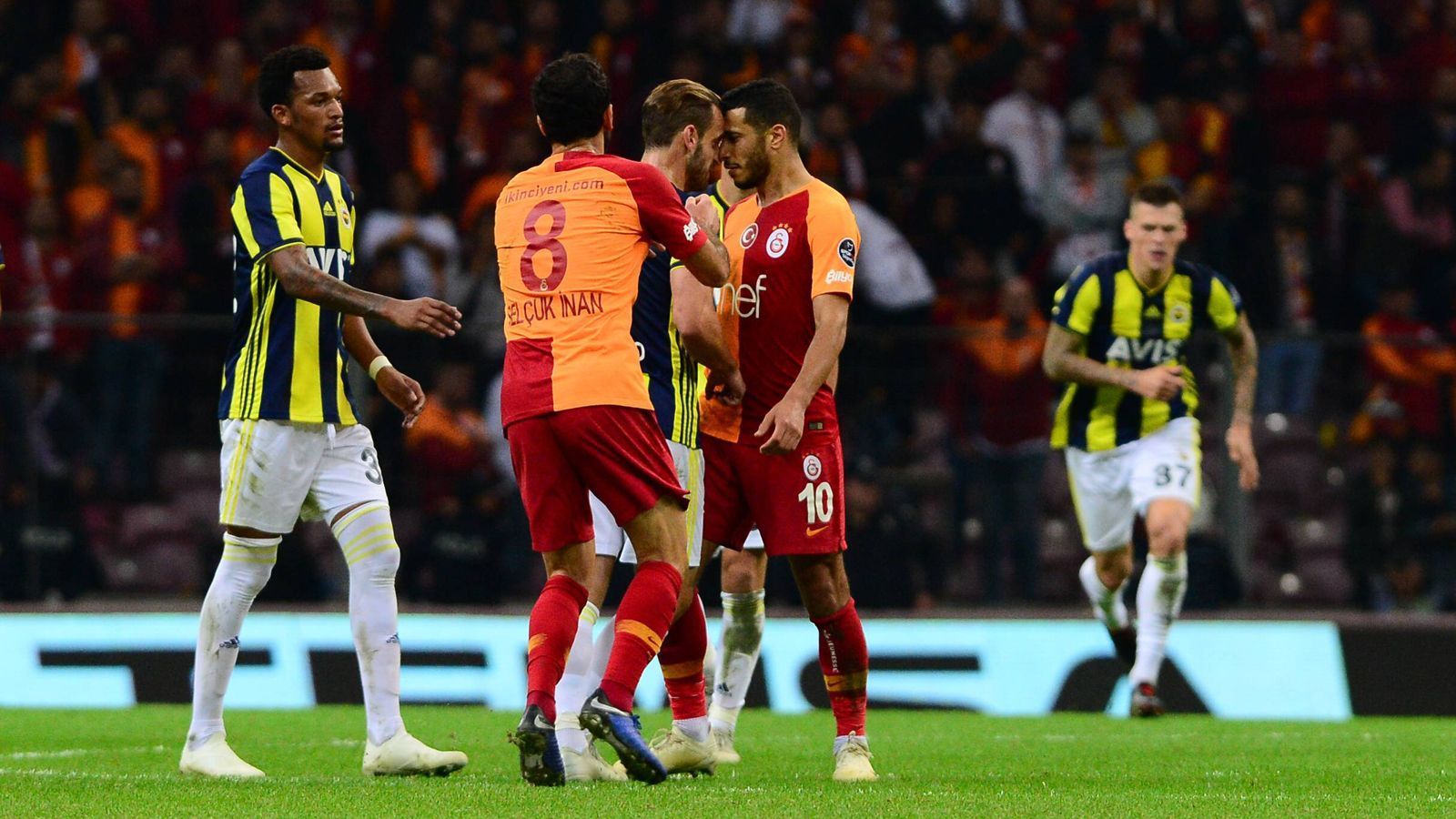 
                <strong>Massenschlägerei bei Istanbul-Derby: Die Eskalation am Bosporus</strong><br>
                Unter anderem wollte Fenerbahces Jailson Squiera die beiden Streithähne trennen, doch anstatt Frieden zu stiften, eskalierte die komplette Situation auf dem Rasen ...
              